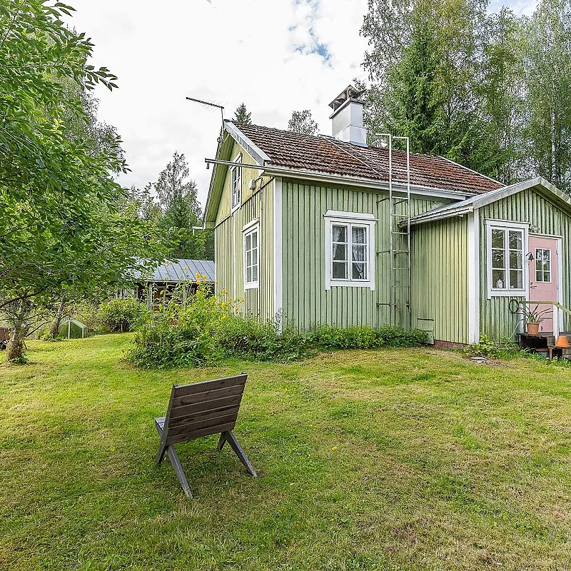 1940s Furnished Cabin with Expansive Grounds in Pertteli, Finland
