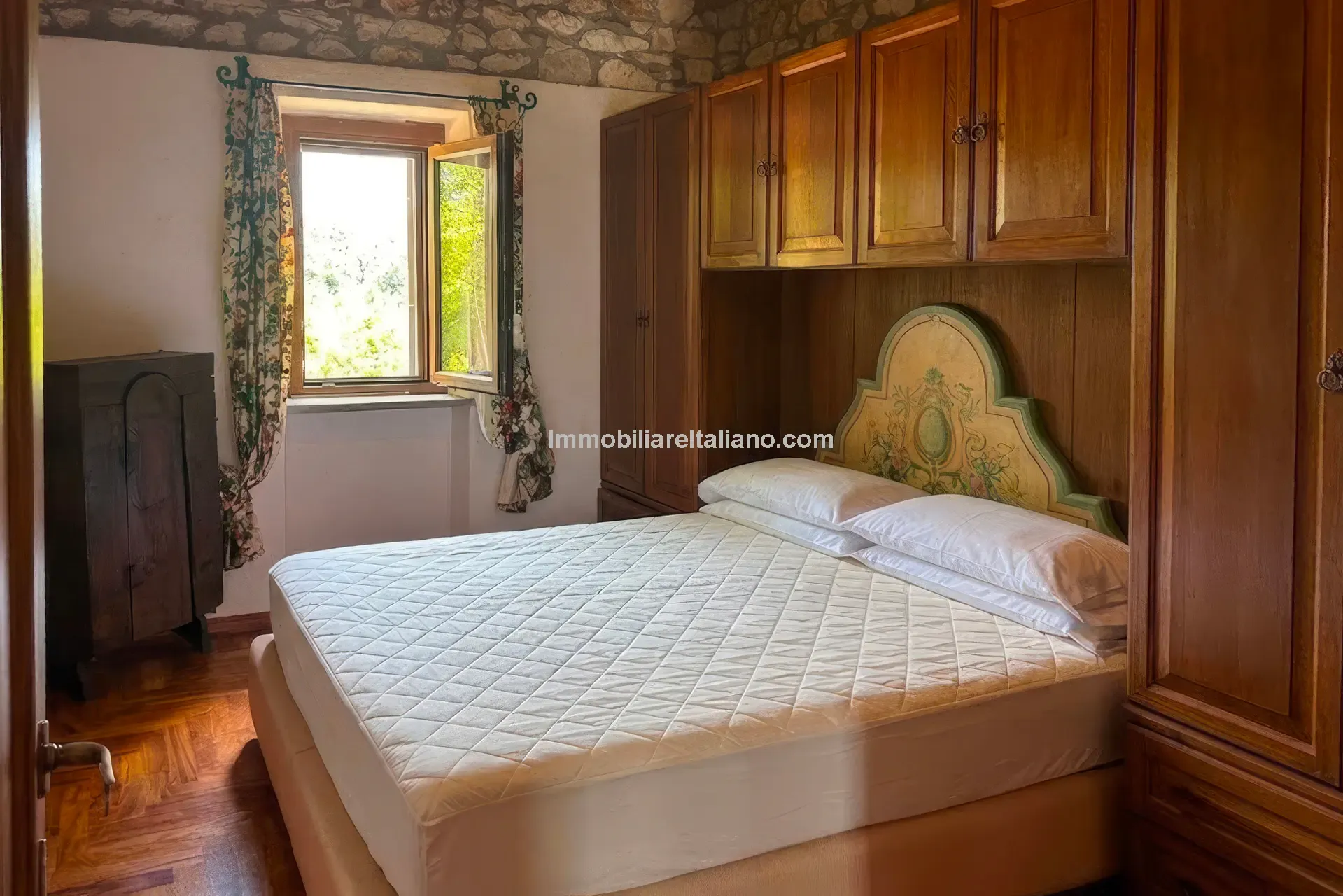 Expansive Farmhouse with Vineyard in Lazio's Scenic Countryside - View image 34 of 42