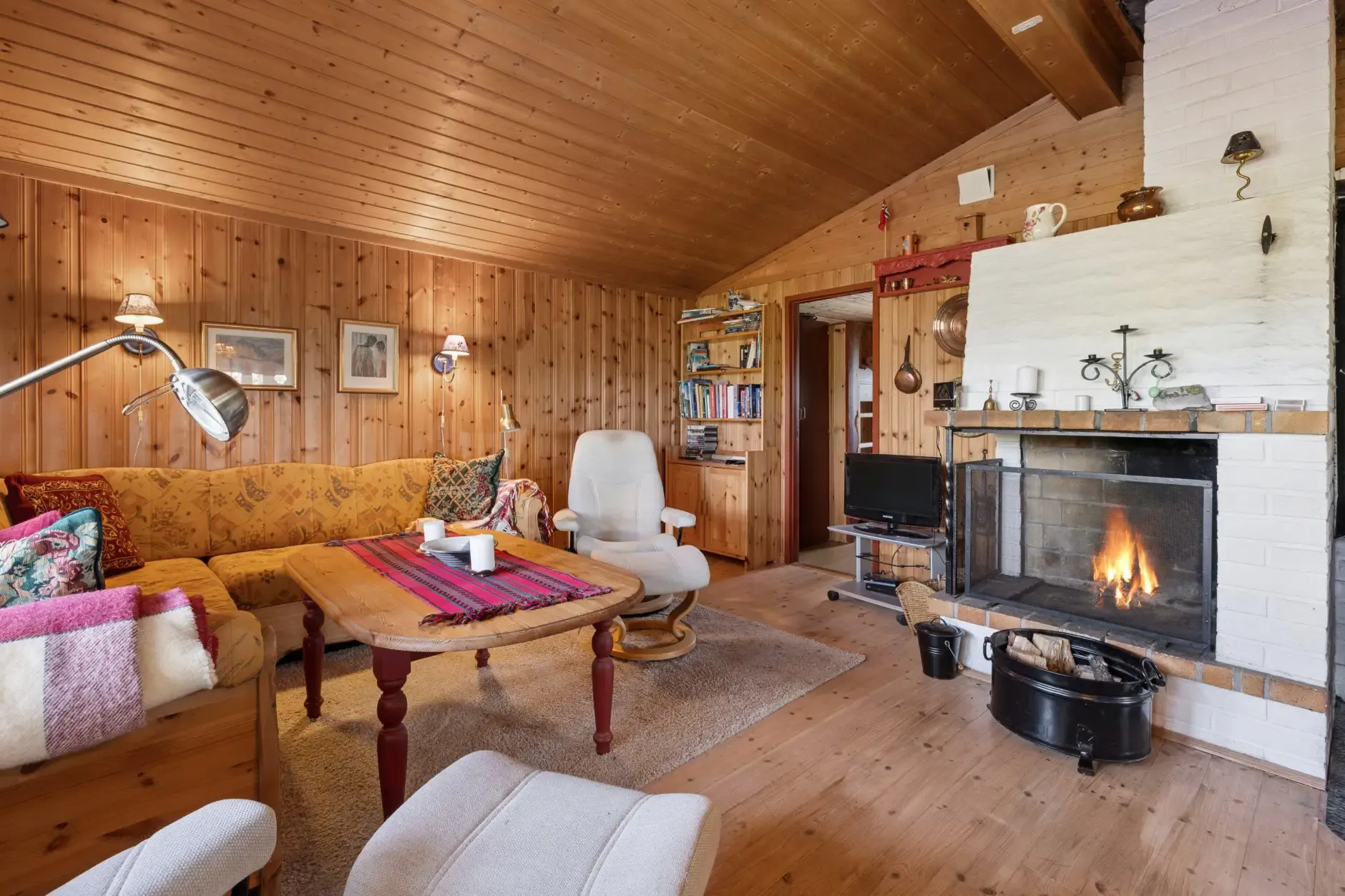 1970s Norwegian Cabin with Rustic Appeal and Two Bedrooms in Kongsberg - View image 9 of 29