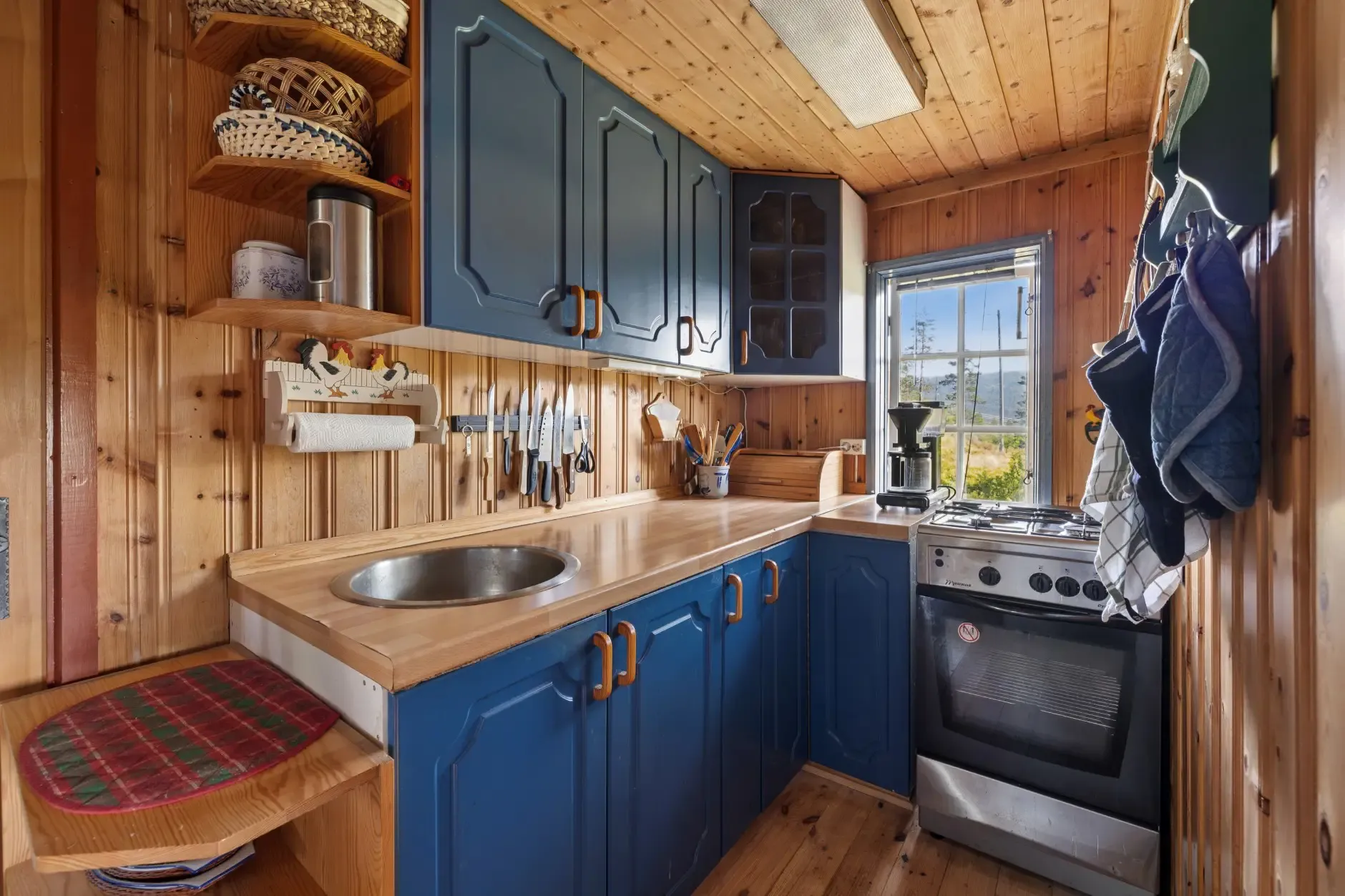 1970s Norwegian Cabin with Rustic Appeal and Two Bedrooms in Kongsberg - View image 13 of 29