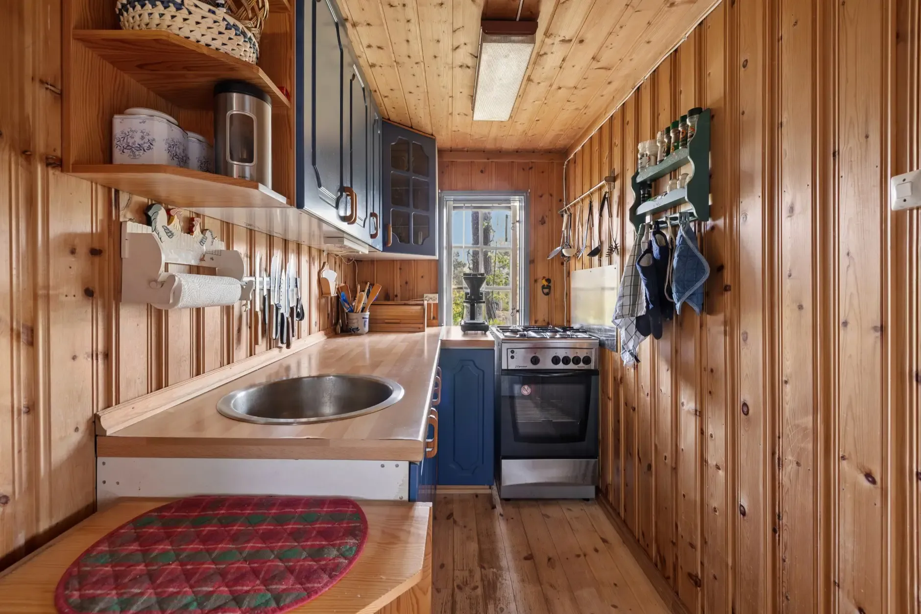 1970s Norwegian Cabin with Rustic Appeal and Two Bedrooms in Kongsberg - View image 14 of 29