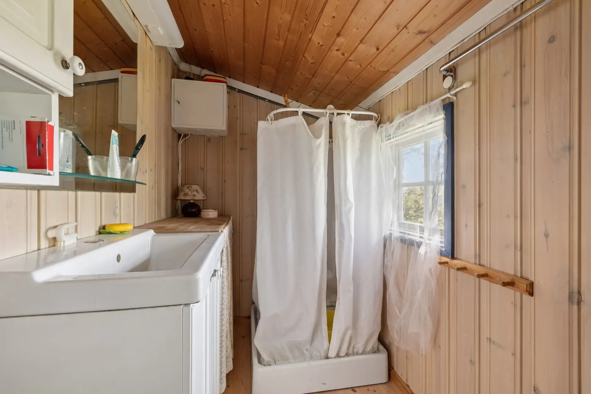 1970s Norwegian Cabin with Rustic Appeal and Two Bedrooms in Kongsberg - View image 18 of 29