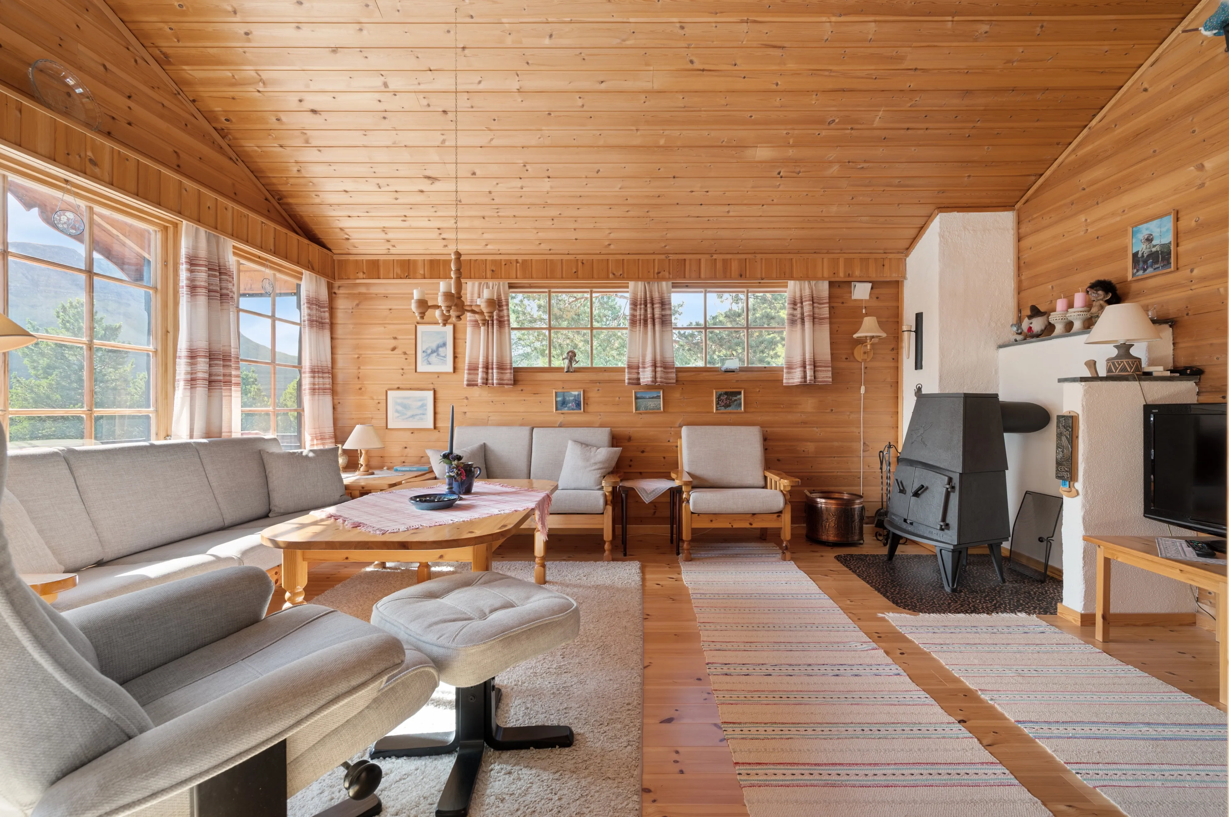 Scandinavian Cabin with Expansive Grounds in Grovfjord, Norway - Image 5