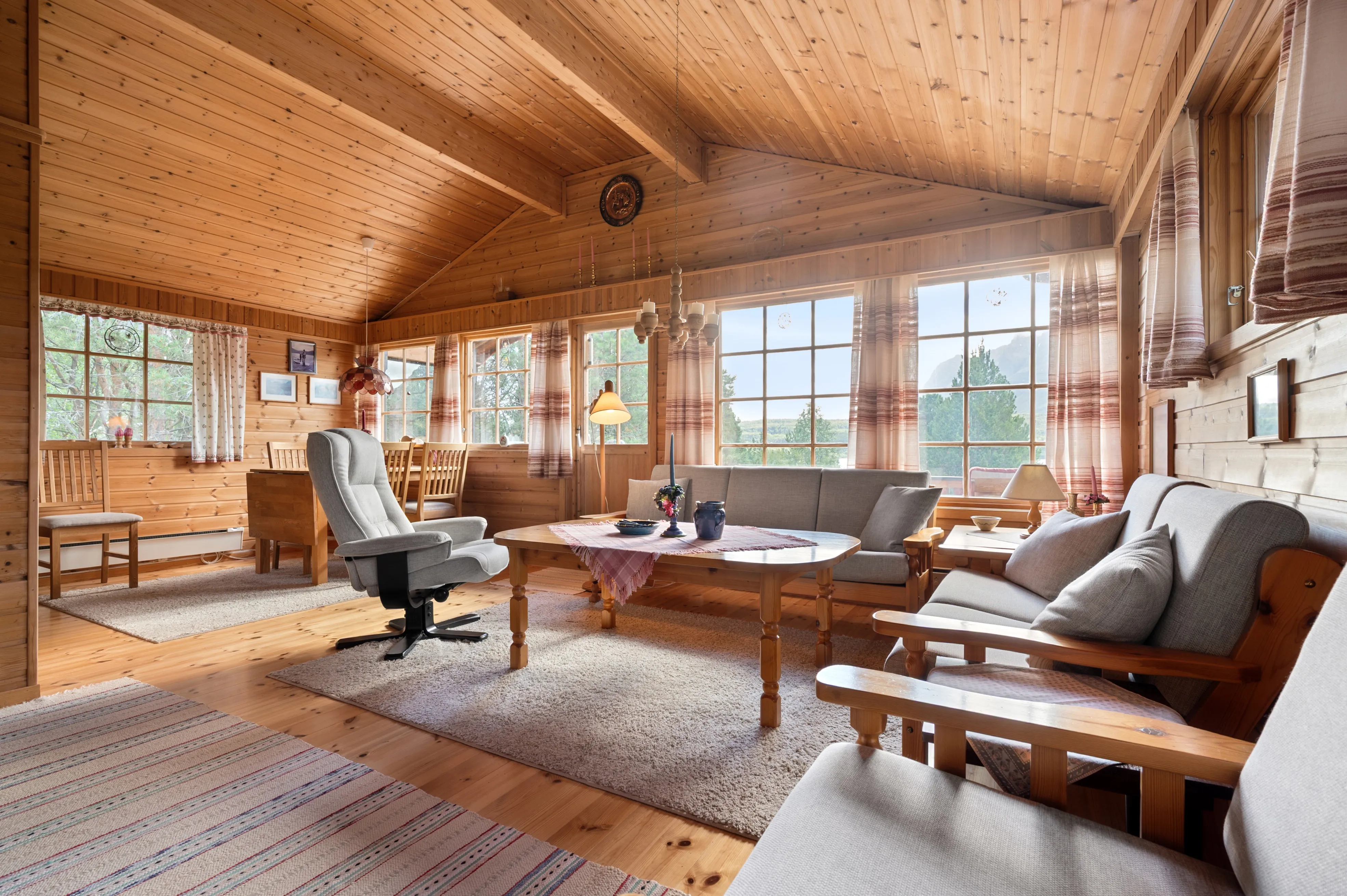 Scandinavian Cabin with Expansive Grounds in Grovfjord, Norway - View image 6 of 46