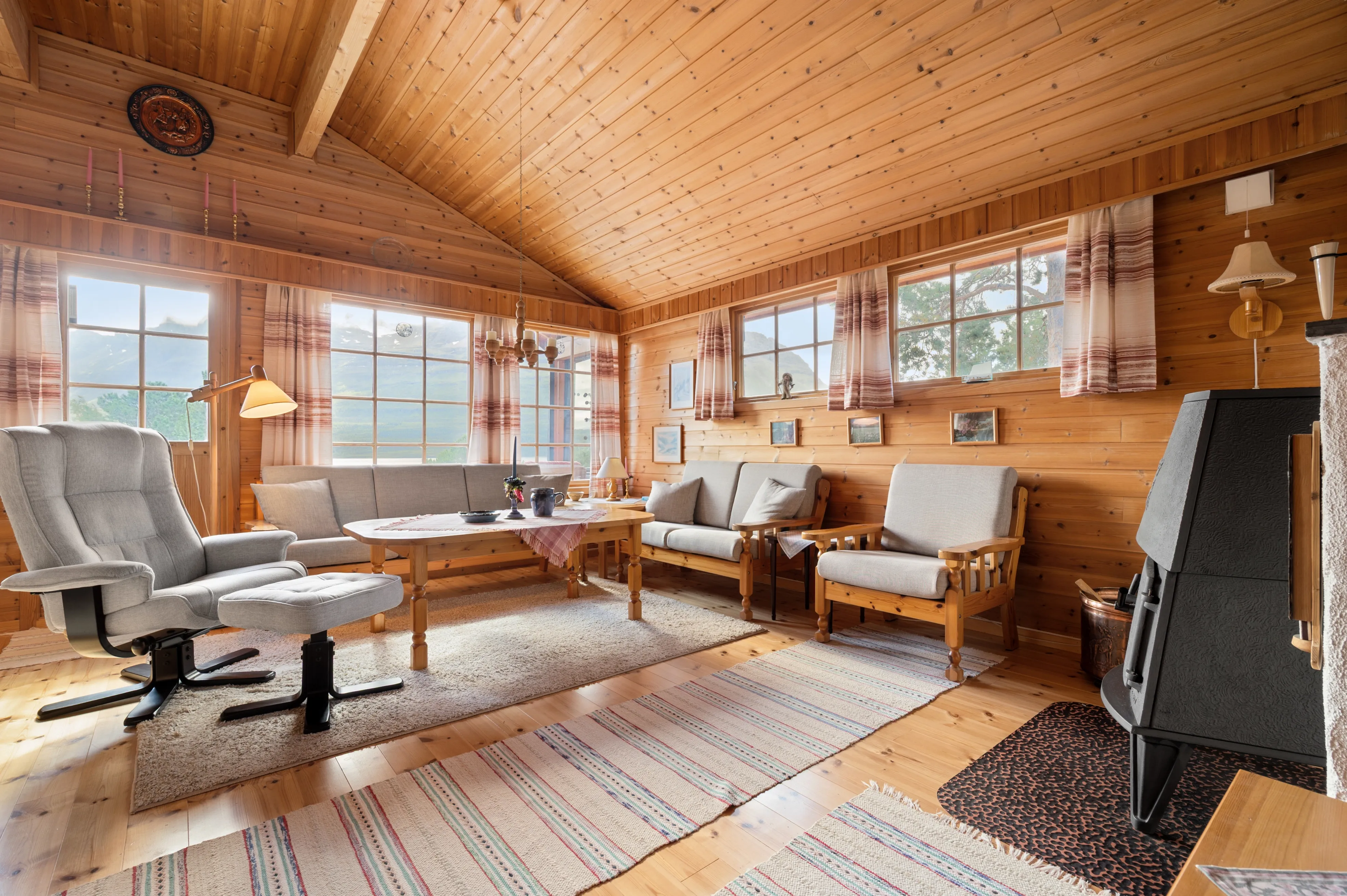 Scandinavian Cabin with Expansive Grounds in Grovfjord, Norway - View image 7 of 46
