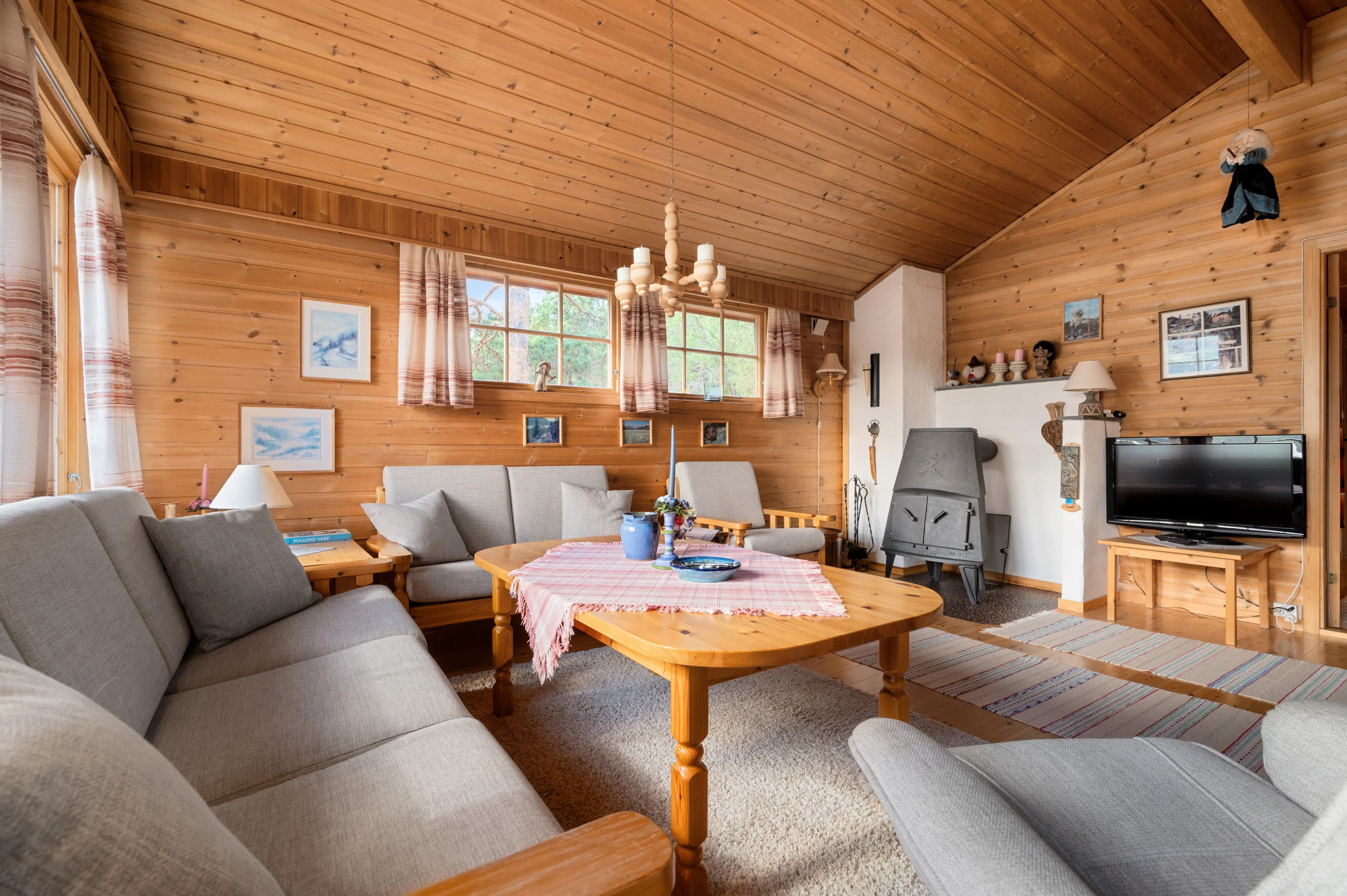 Scandinavian Cabin with Expansive Grounds in Grovfjord, Norway - View image 8 of 46