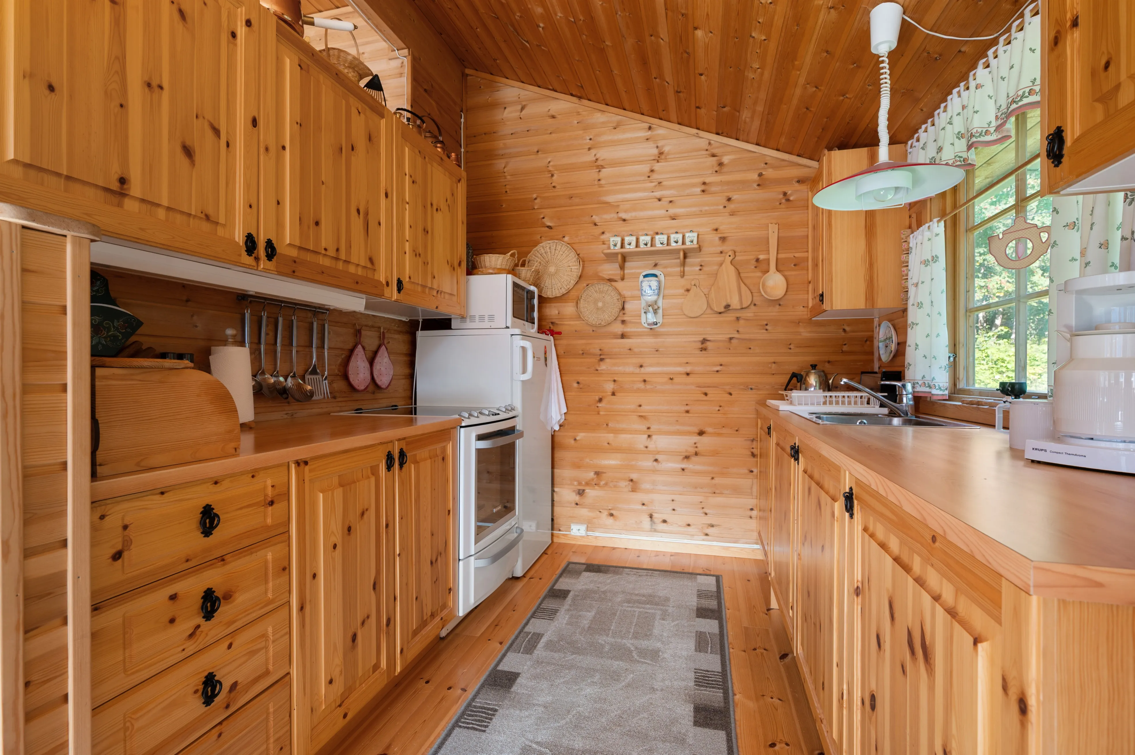 Scandinavian Cabin with Expansive Grounds in Grovfjord, Norway - View image 13 of 46