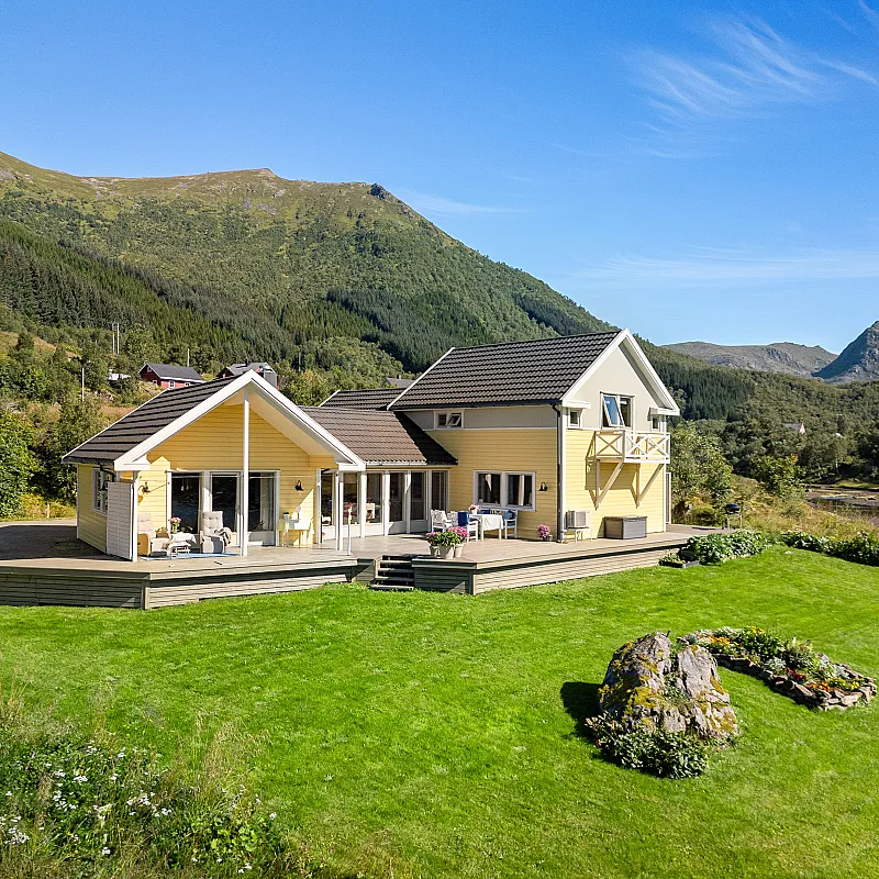Contemporary 4-Bed House Overlooking the Sea in Myre, Norway