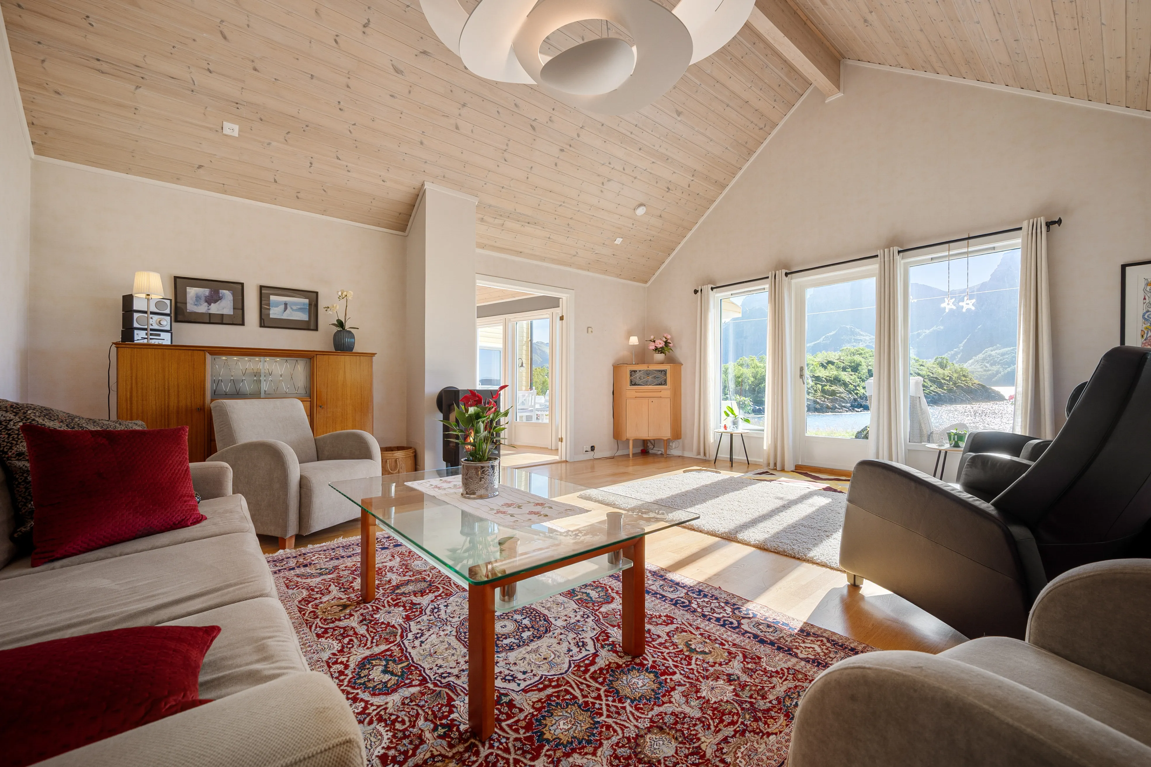 Contemporary 4-Bed House Overlooking the Sea in Myre, Norway - Image 5