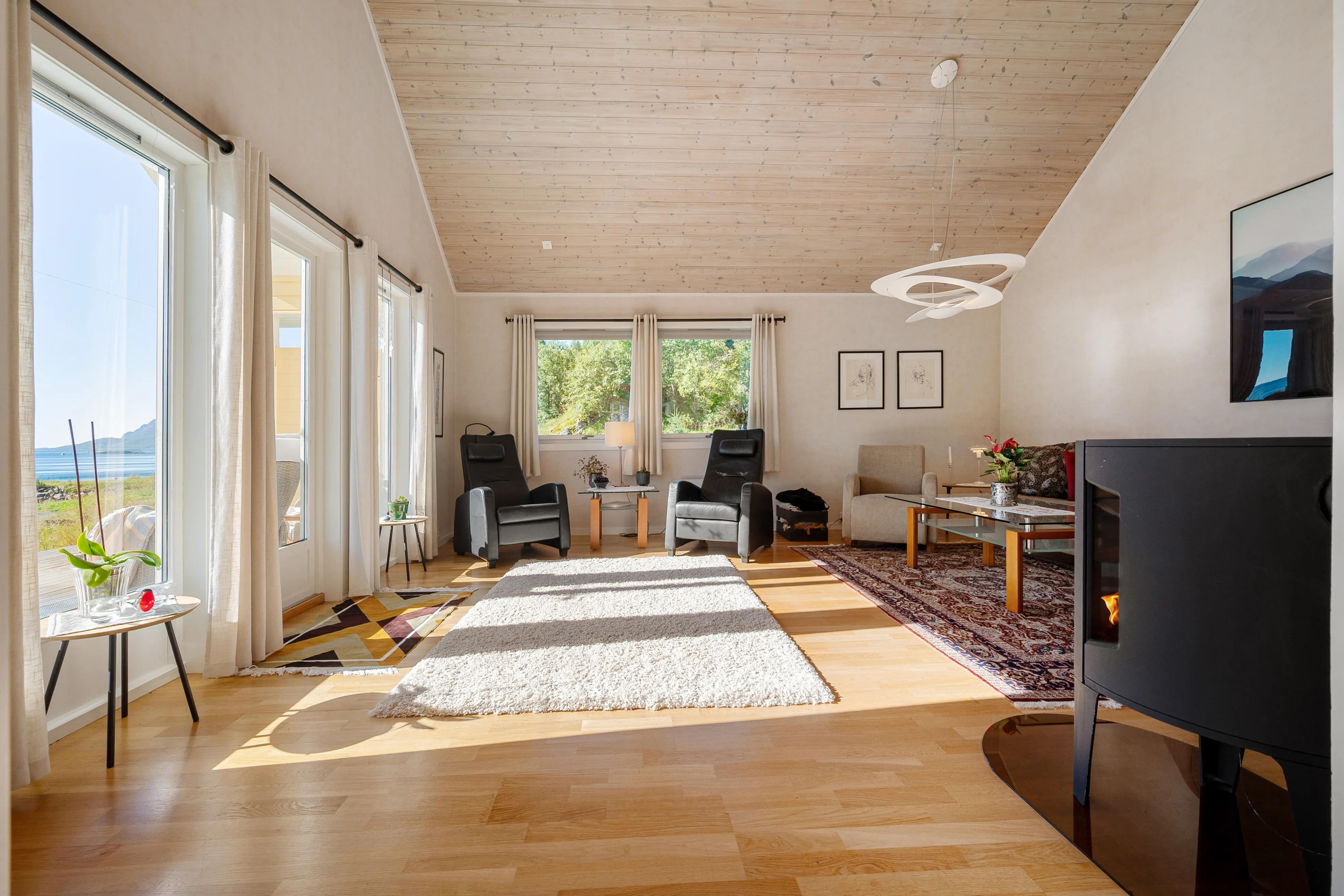 Contemporary 4-Bed House Overlooking the Sea in Myre, Norway - View image 8 of 51