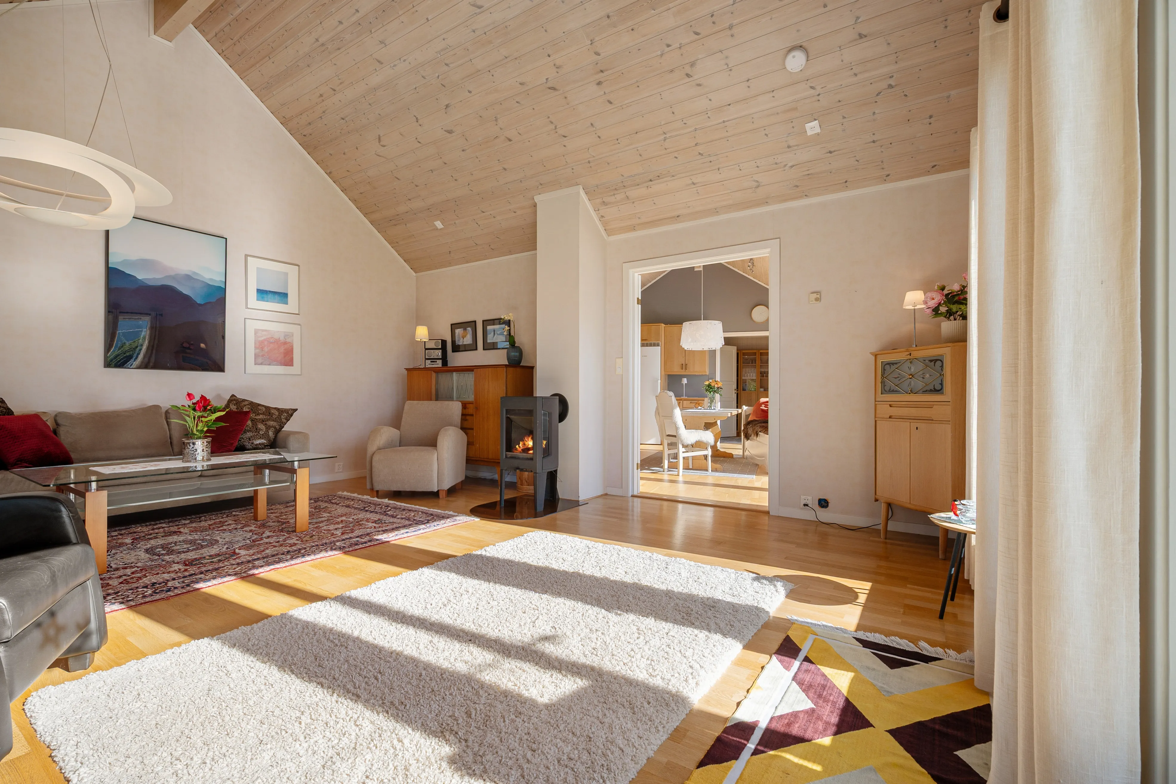 Contemporary 4-Bed House Overlooking the Sea in Myre, Norway - View image 9 of 51