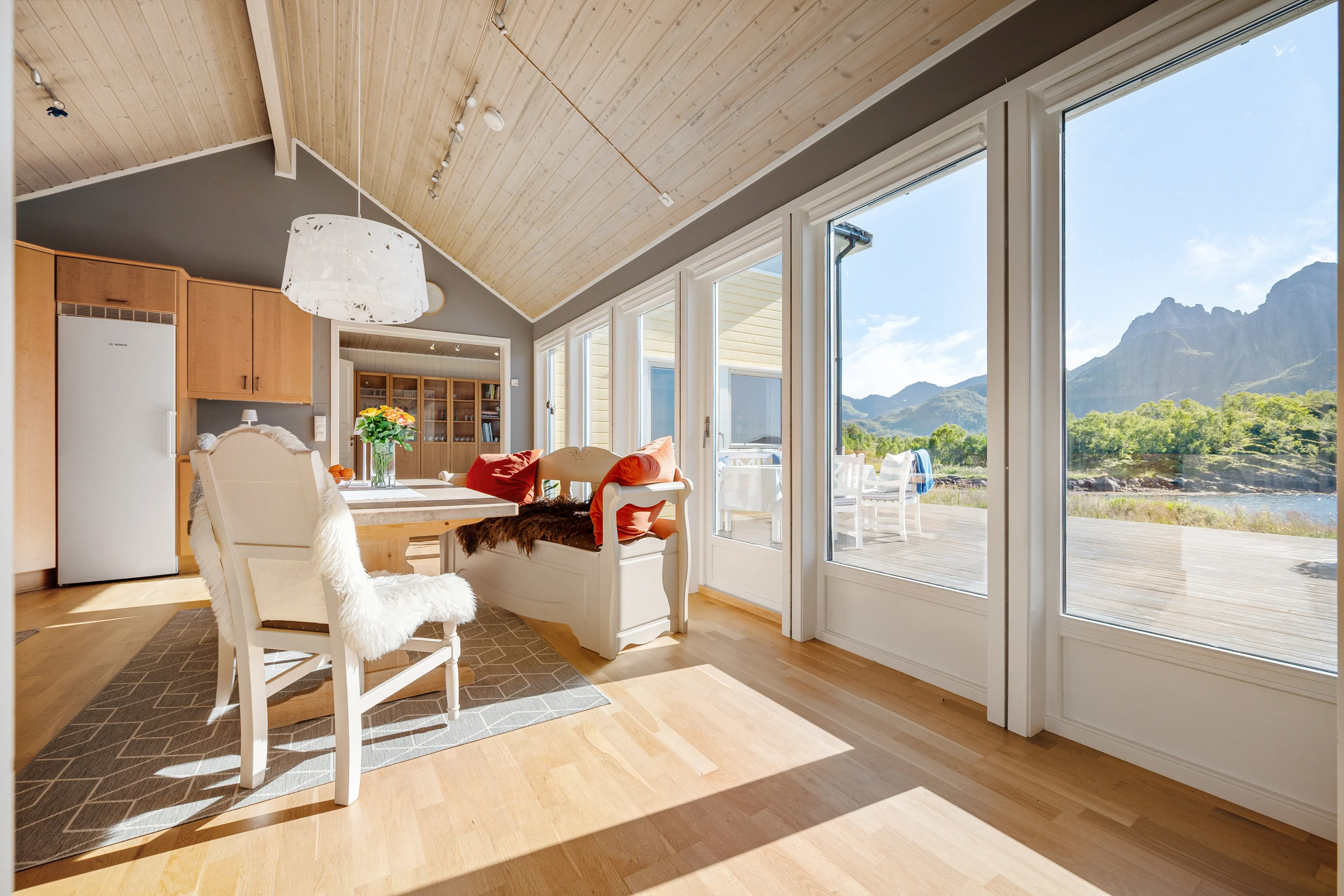 Contemporary 4-Bed House Overlooking the Sea in Myre, Norway - View image 10 of 51