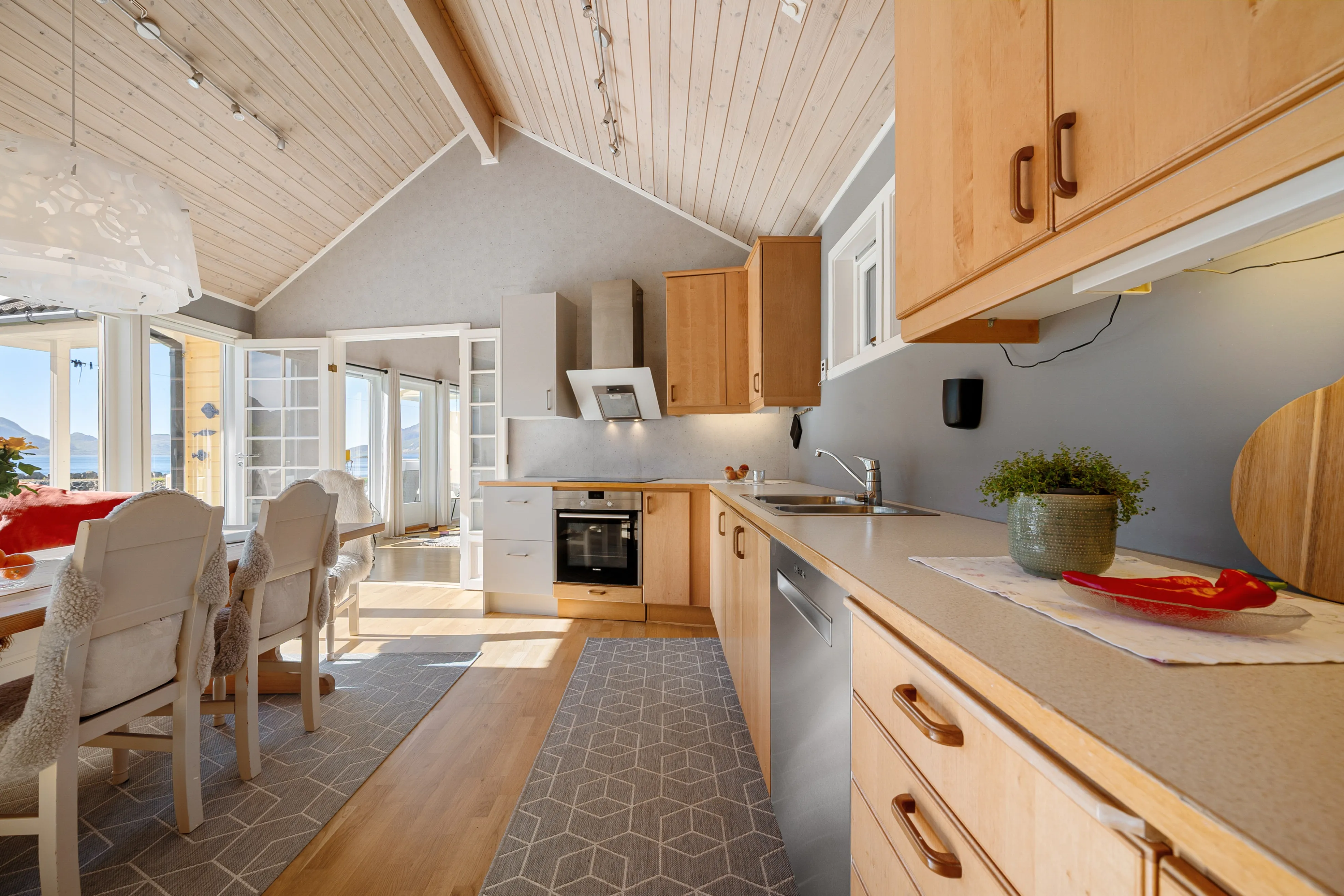 Contemporary 4-Bed House Overlooking the Sea in Myre, Norway - View image 12 of 51