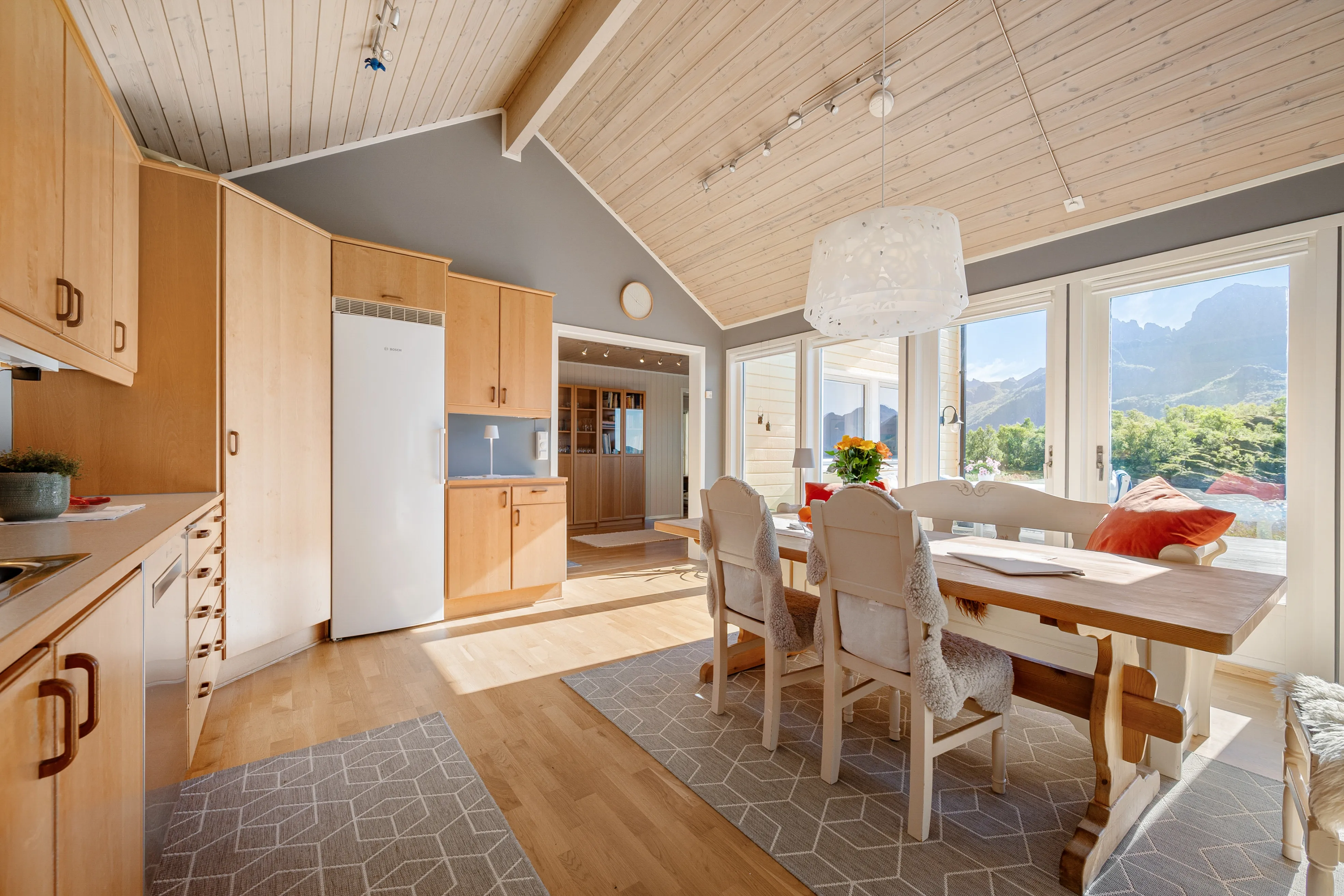 Contemporary 4-Bed House Overlooking the Sea in Myre, Norway - View image 14 of 51