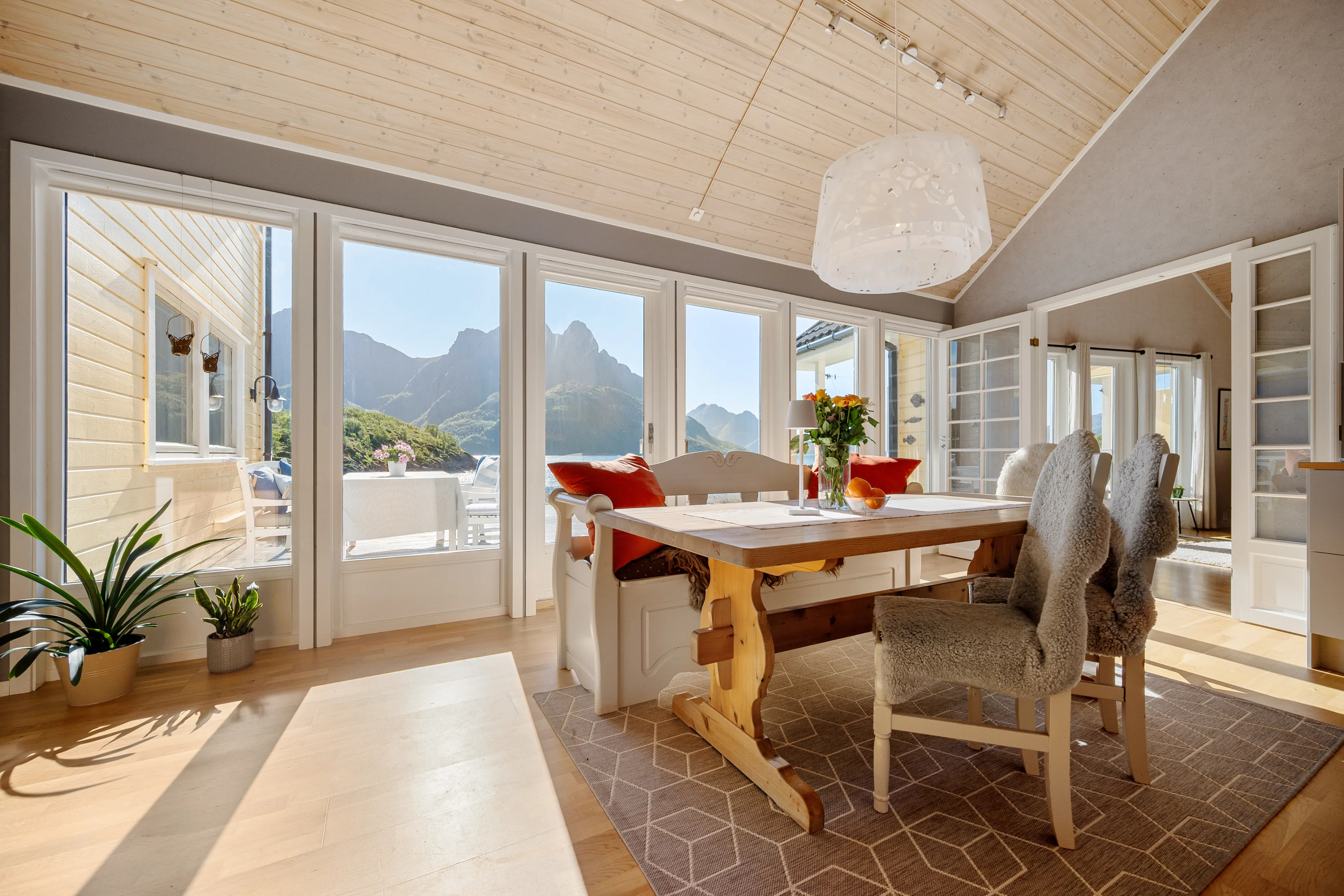 Contemporary 4-Bed House Overlooking the Sea in Myre, Norway - View image 15 of 51