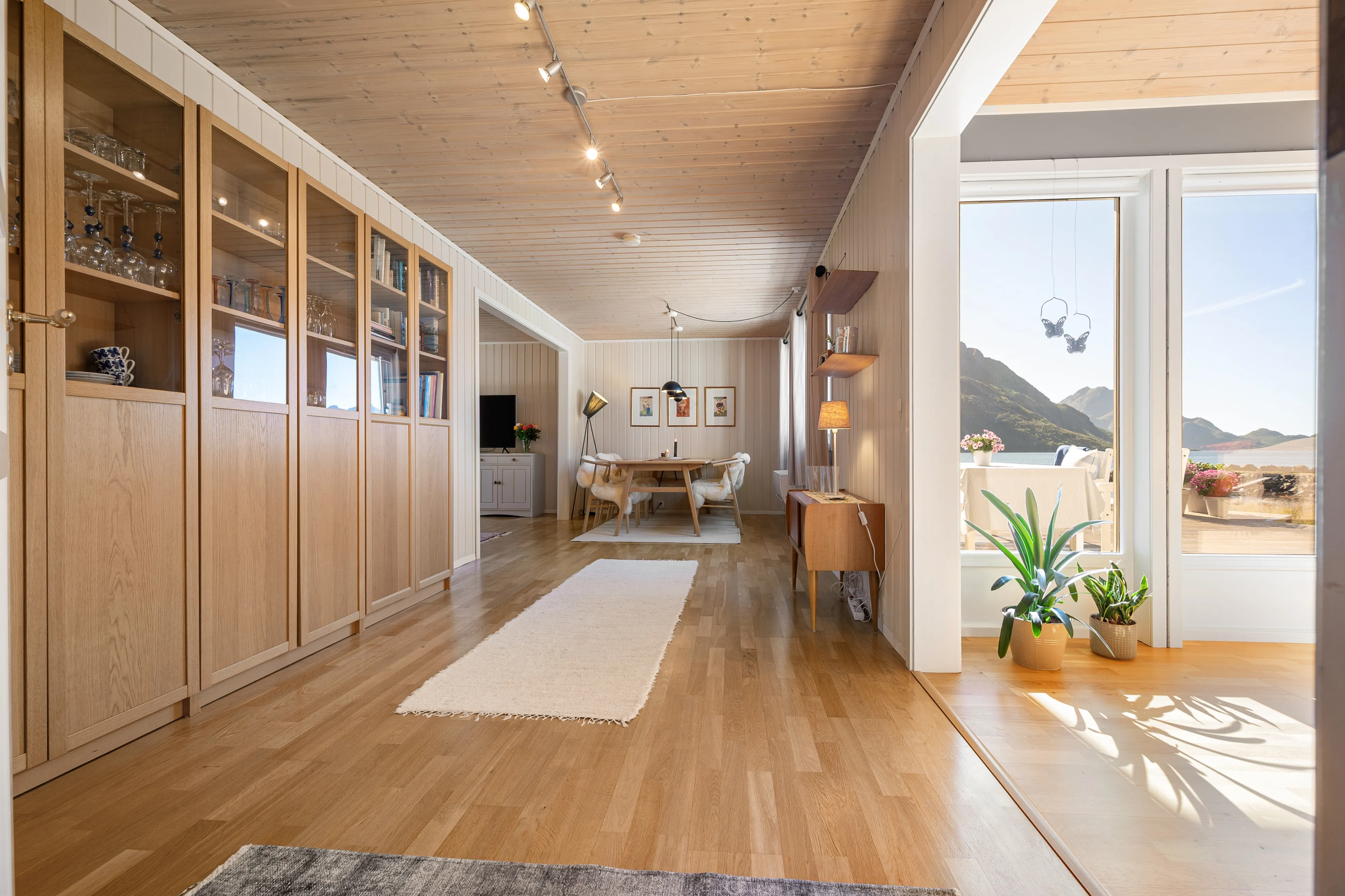 Contemporary 4-Bed House Overlooking the Sea in Myre, Norway - View image 16 of 51