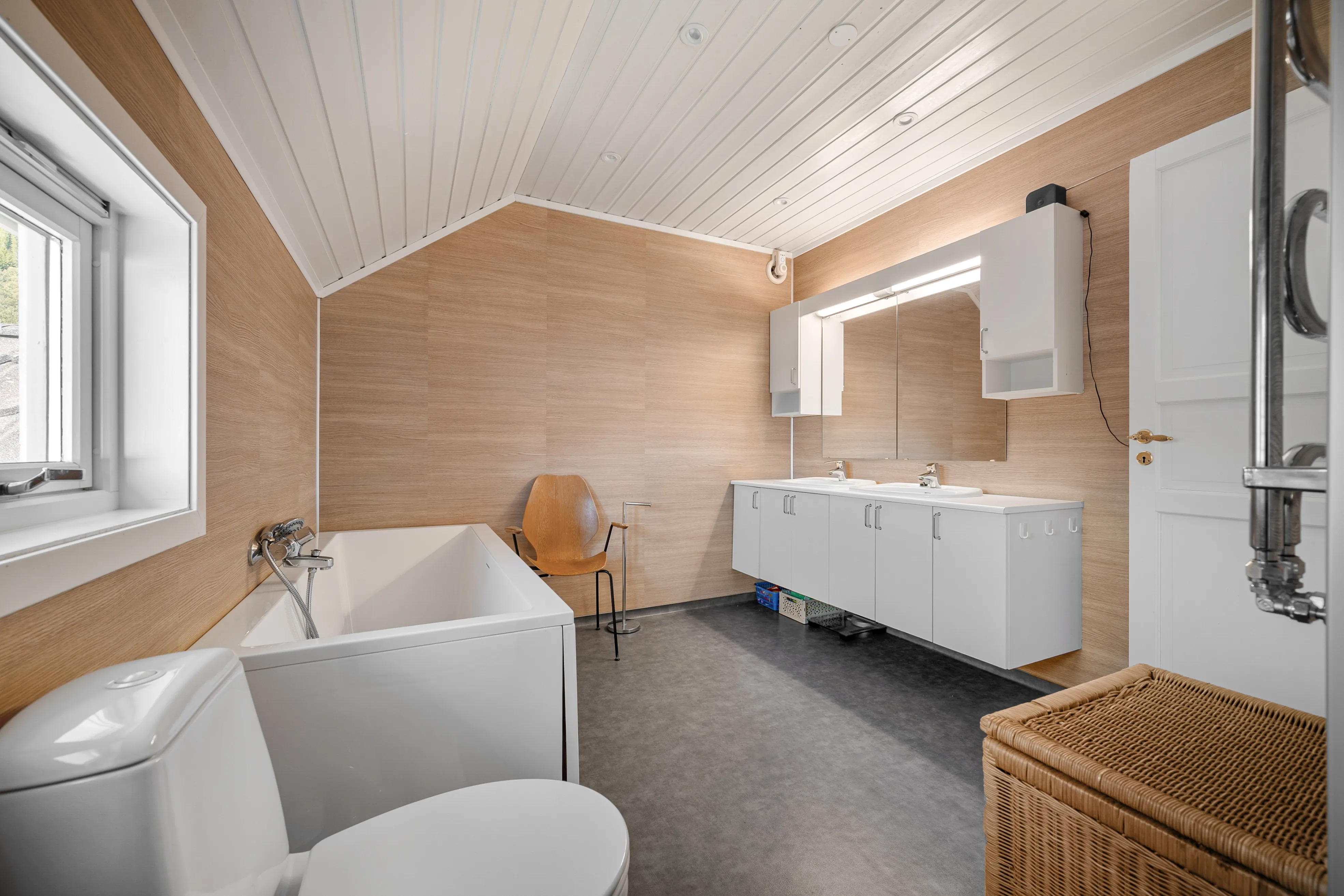 Contemporary 4-Bed House Overlooking the Sea in Myre, Norway - View image 28 of 51