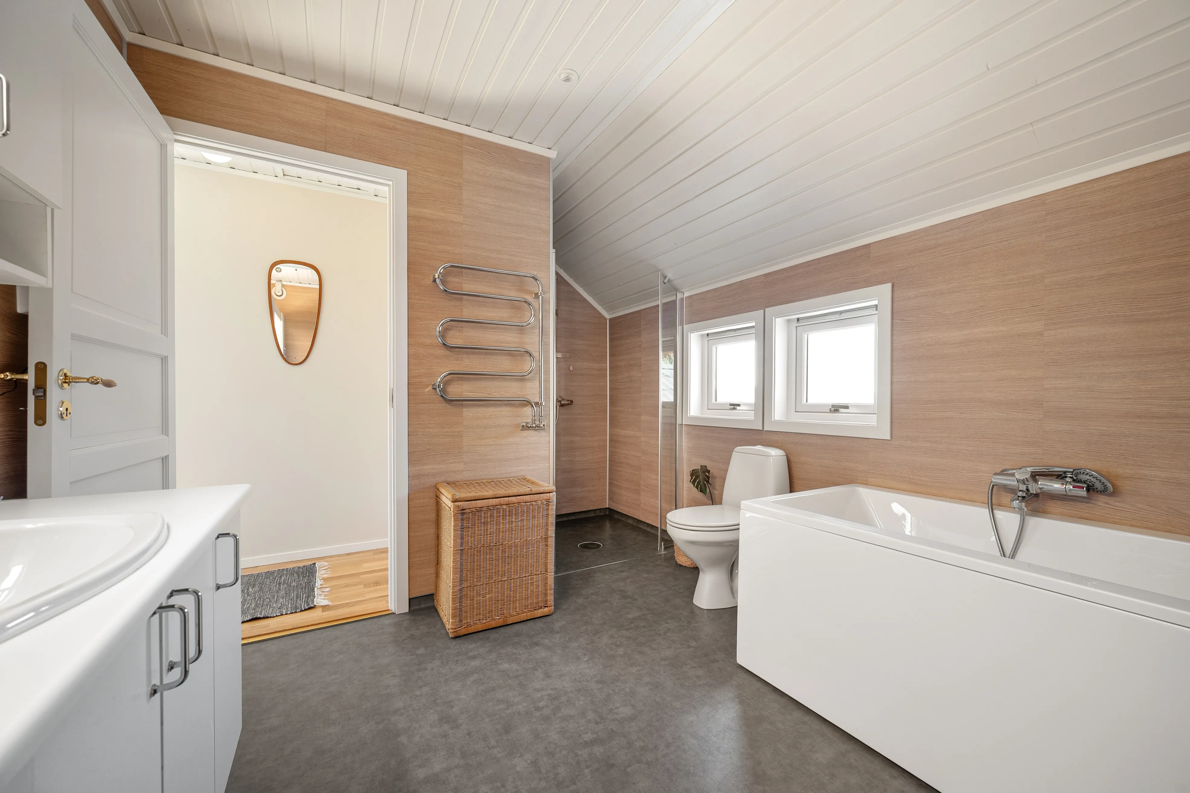 Contemporary 4-Bed House Overlooking the Sea in Myre, Norway - View image 29 of 51