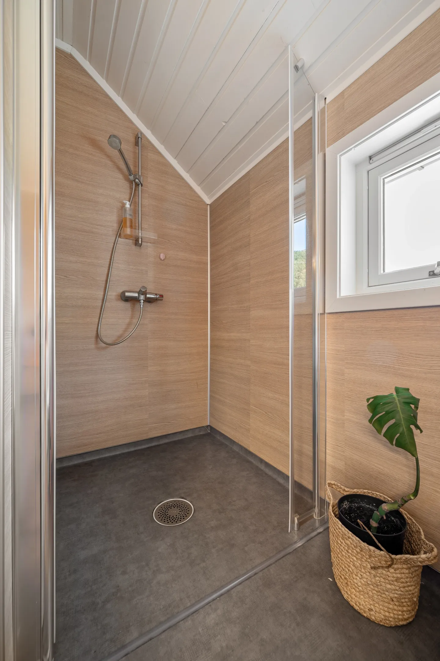 Contemporary 4-Bed House Overlooking the Sea in Myre, Norway - View image 30 of 51