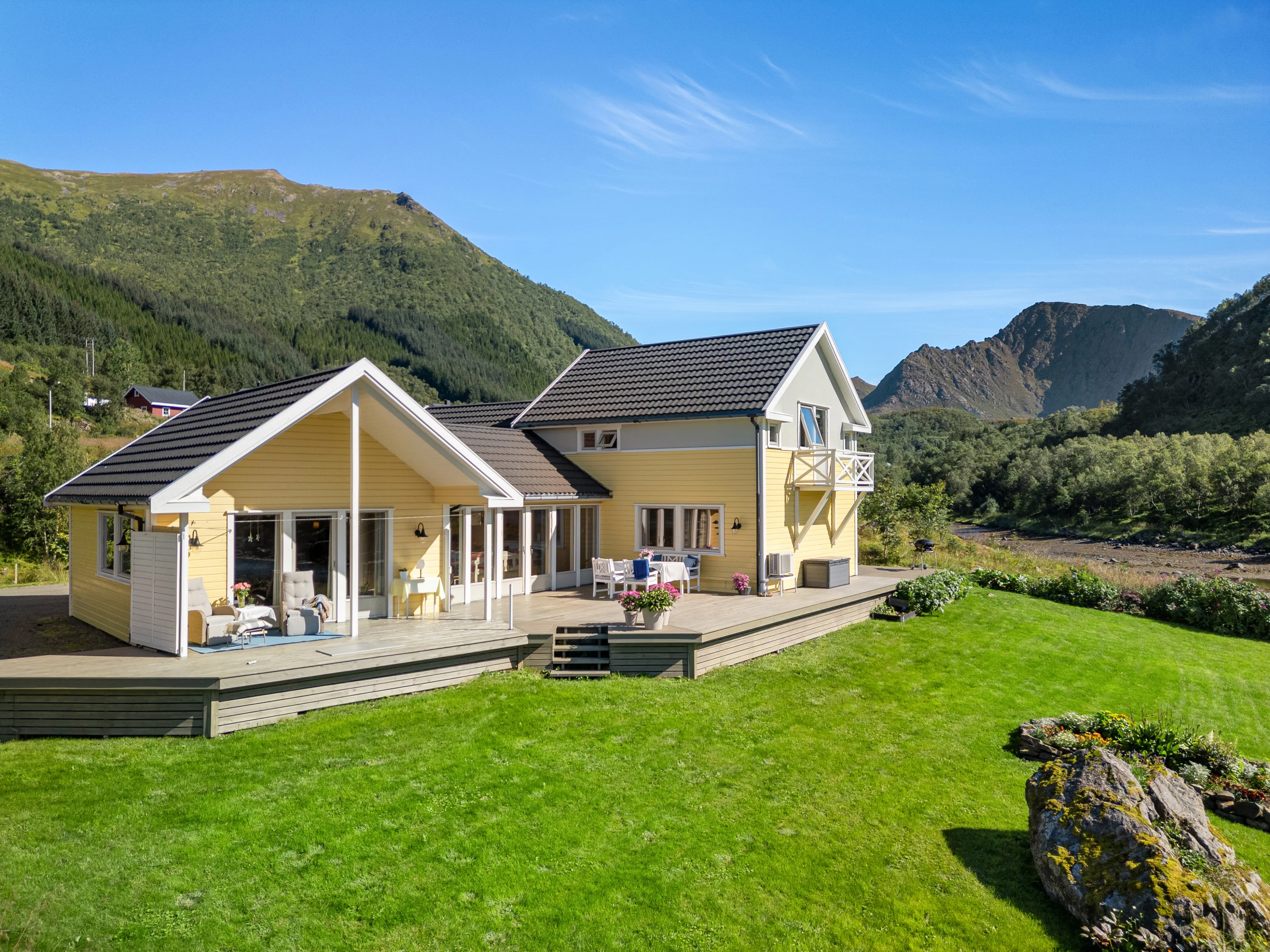 Contemporary 4-Bed House Overlooking the Sea in Myre, Norway - View image 39 of 51