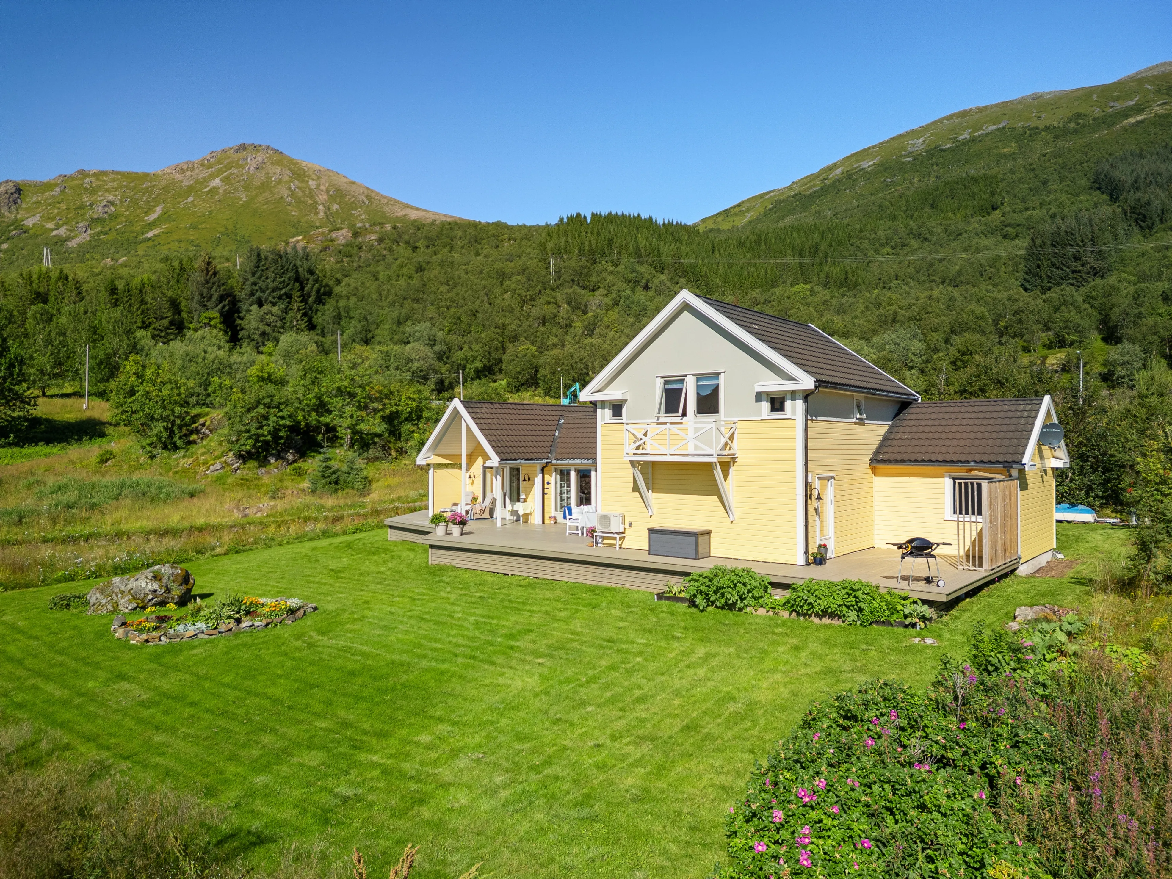 Contemporary 4-Bed House Overlooking the Sea in Myre, Norway - View image 40 of 51