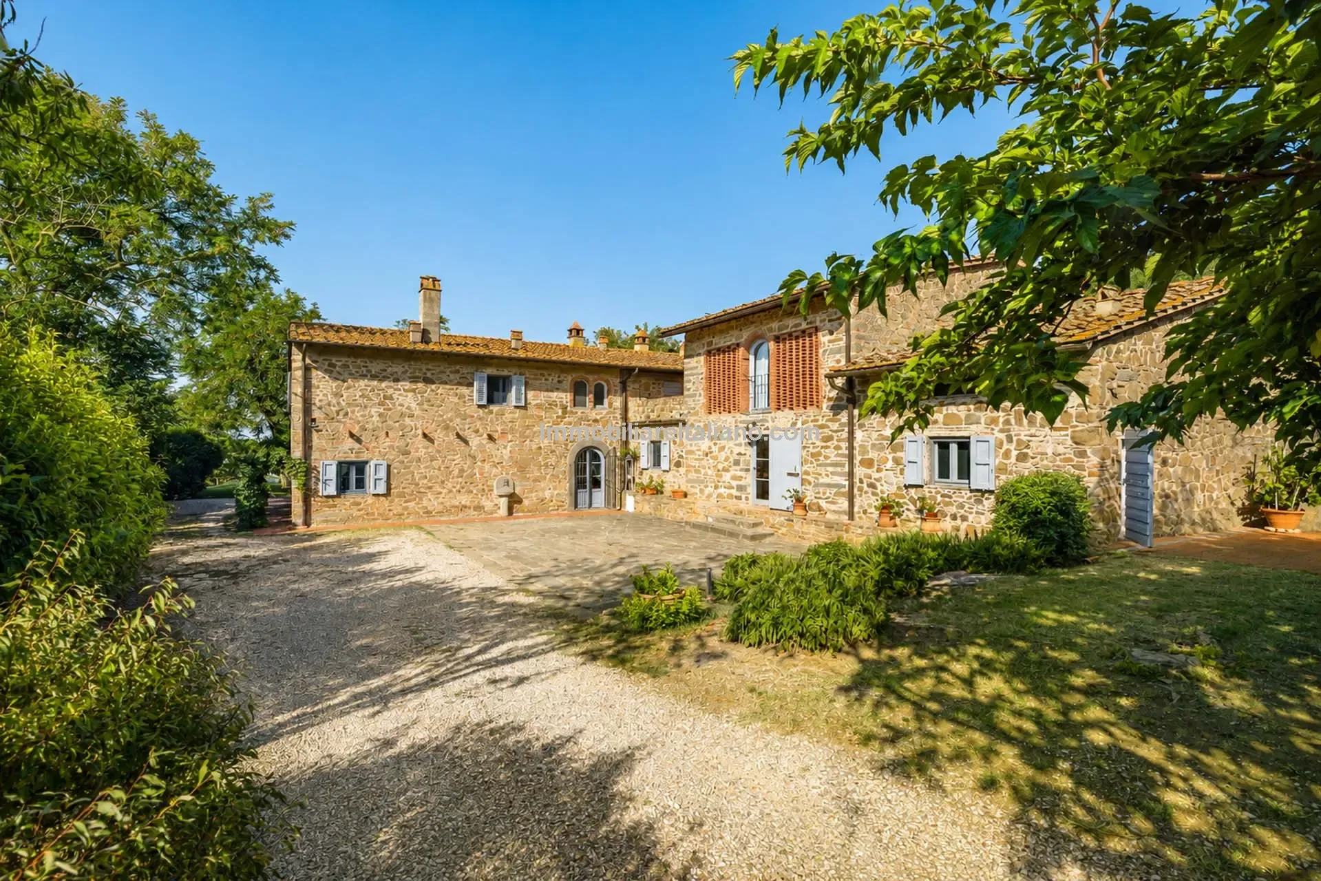 Tuscan Farmhouse with Pool and Olive Grove near Historical Vinci - View image 12 of 44