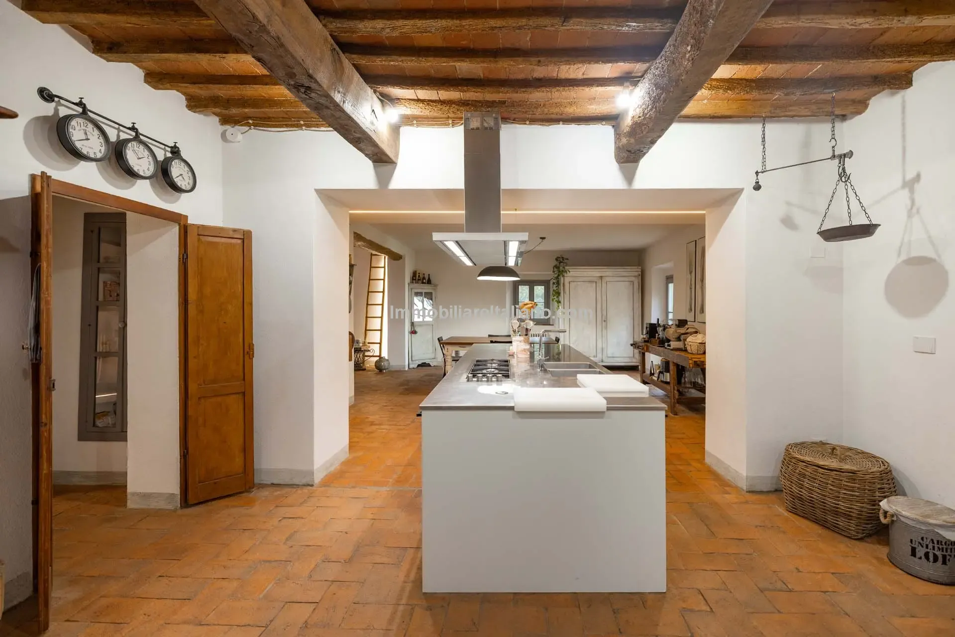Tuscan Farmhouse with Pool and Olive Grove near Historical Vinci - View image 18 of 44