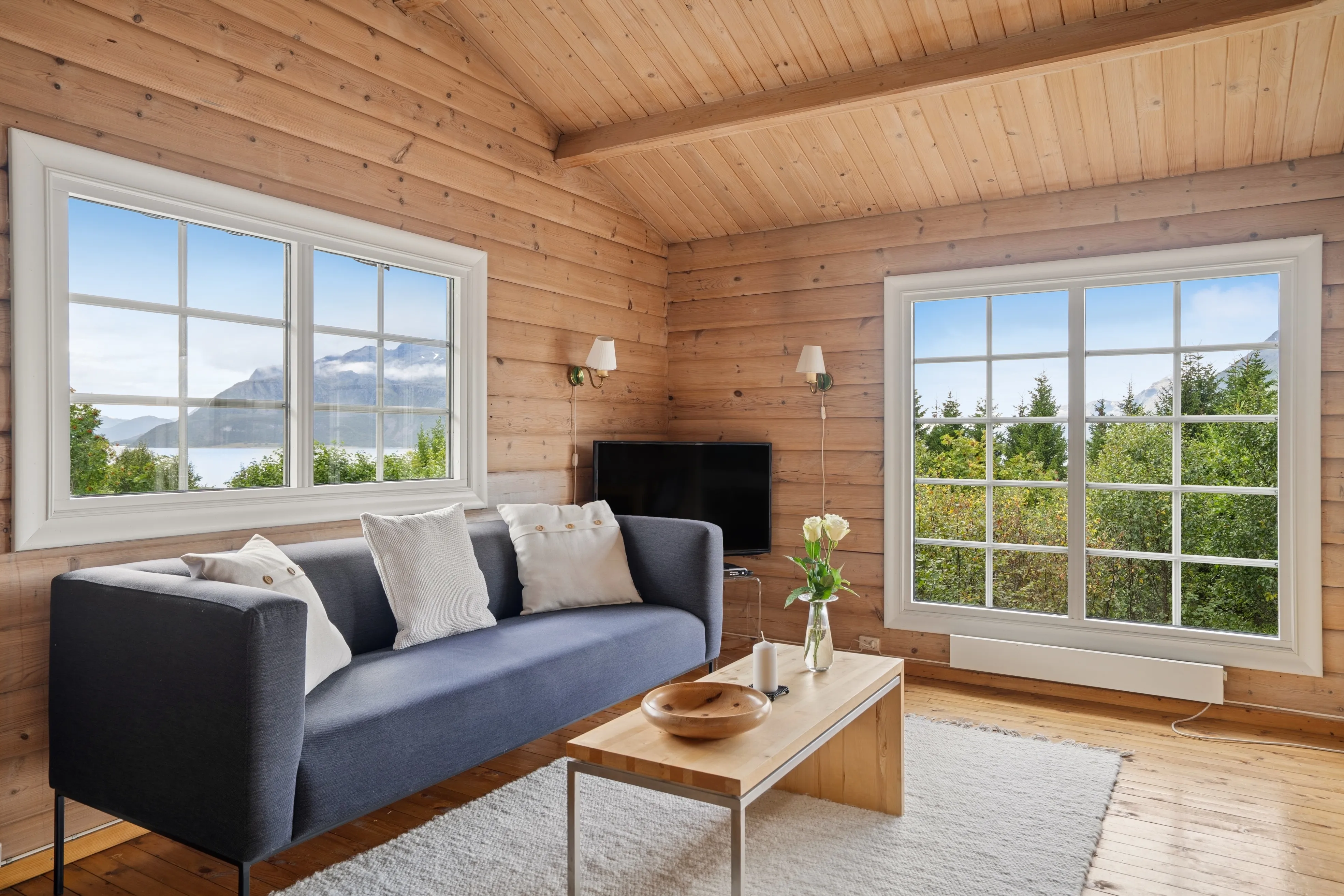 1960s Scandinavian House in Svensby with Sea Access and Spacious Grounds - Image 3