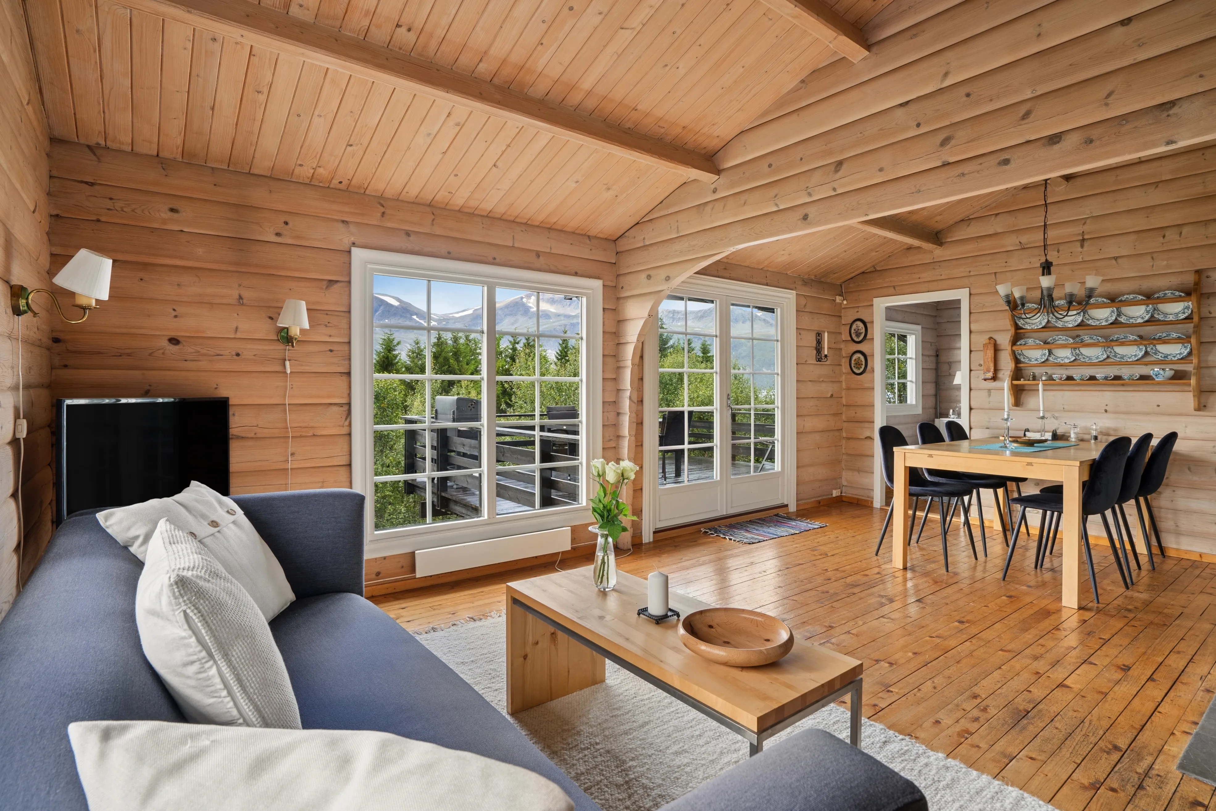 1960s Scandinavian House in Svensby with Sea Access and Spacious Grounds - Image 5