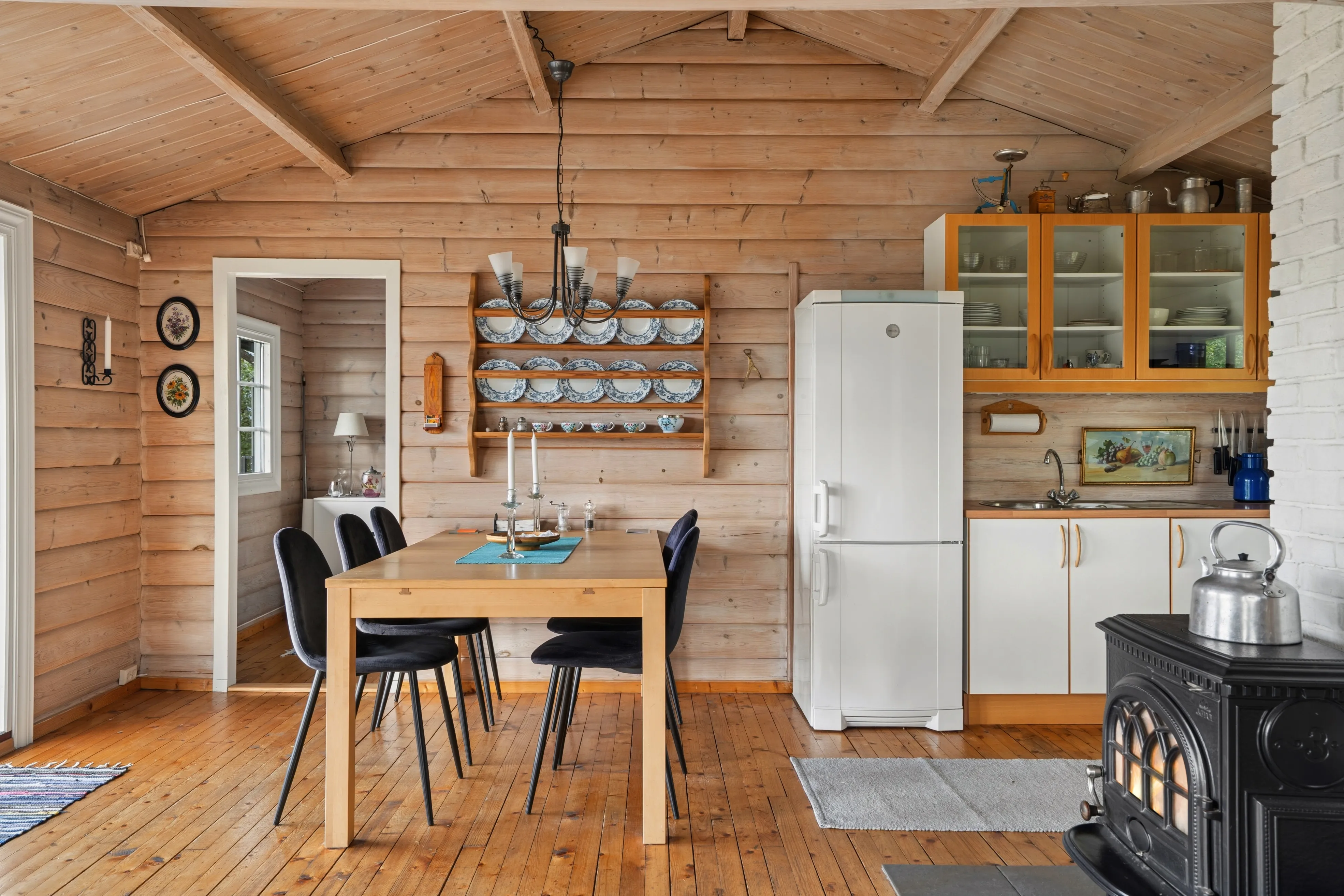 1960s Scandinavian House in Svensby with Sea Access and Spacious Grounds - View image 7 of 33