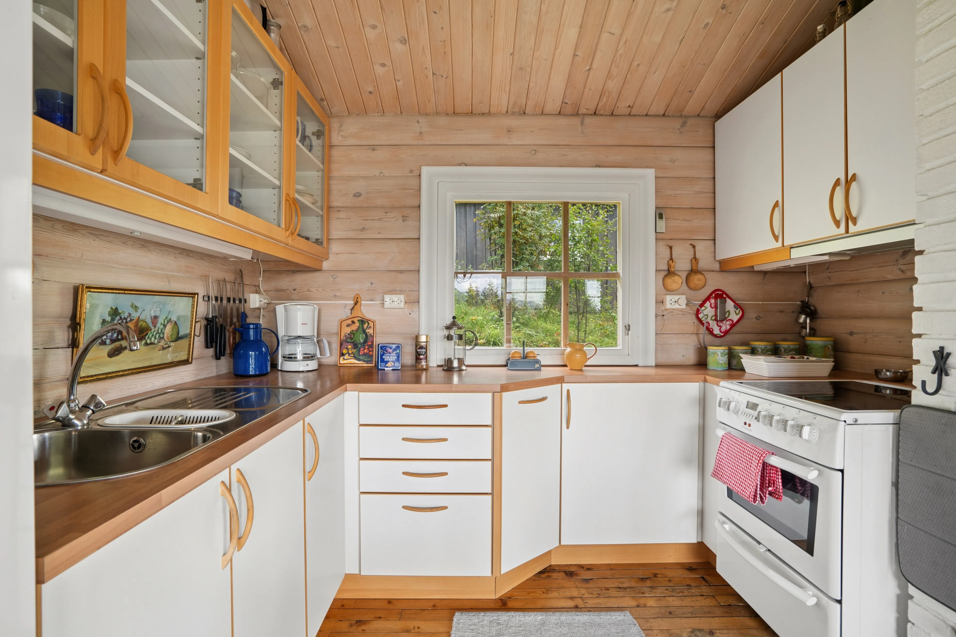 1960s Scandinavian House in Svensby with Sea Access and Spacious Grounds - View image 9 of 33