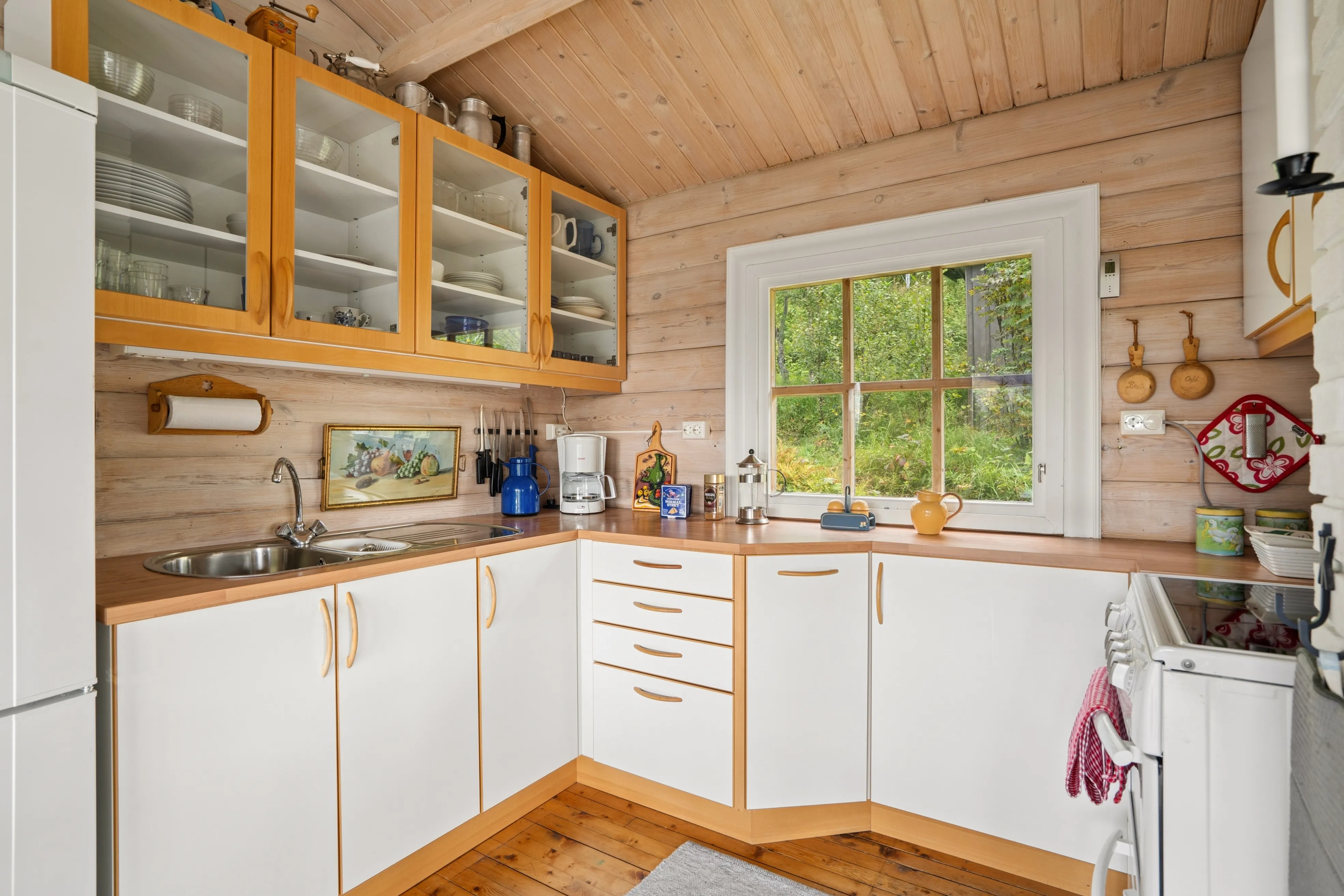 1960s Scandinavian House in Svensby with Sea Access and Spacious Grounds - View image 10 of 33