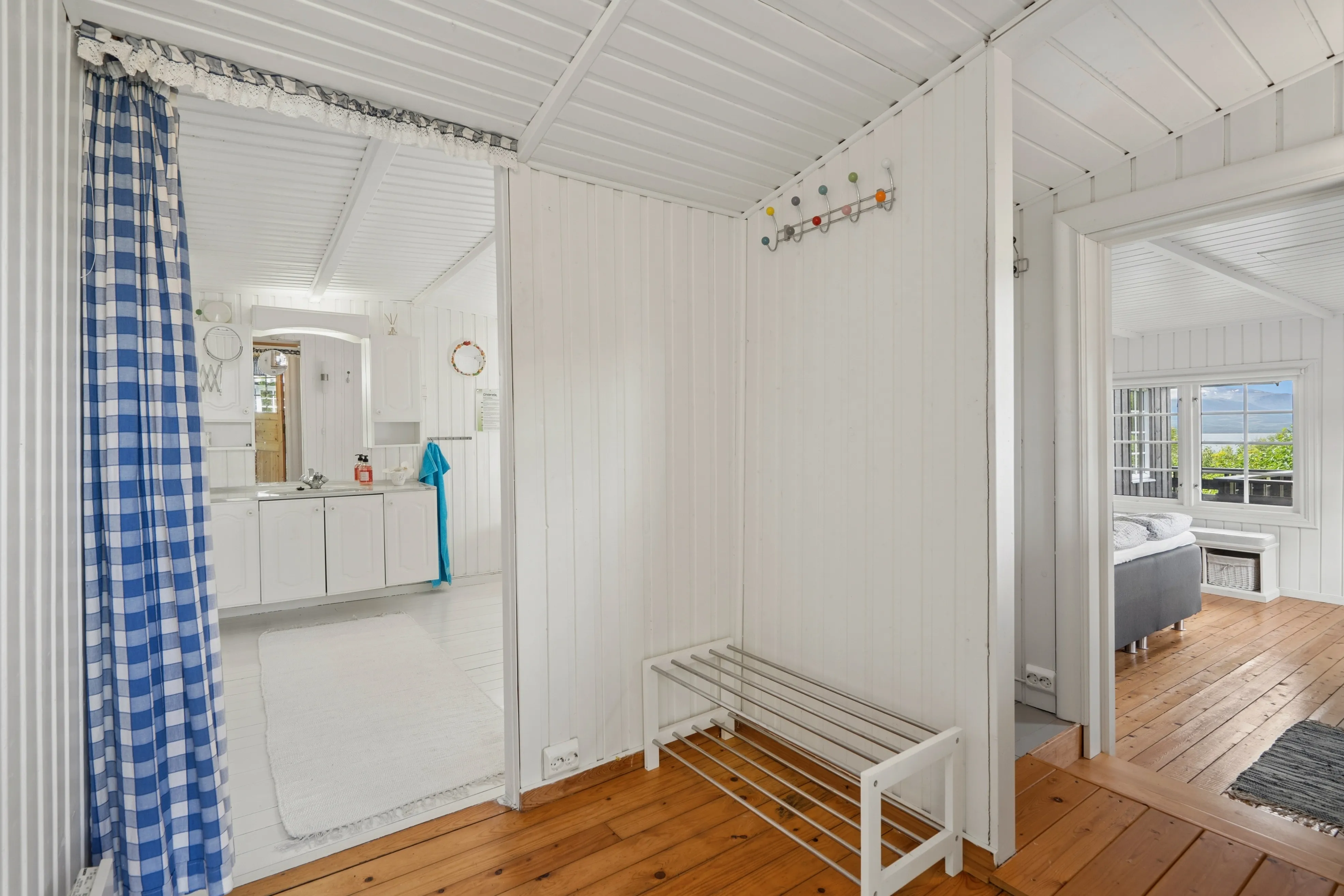 1960s Scandinavian House in Svensby with Sea Access and Spacious Grounds - View image 12 of 33
