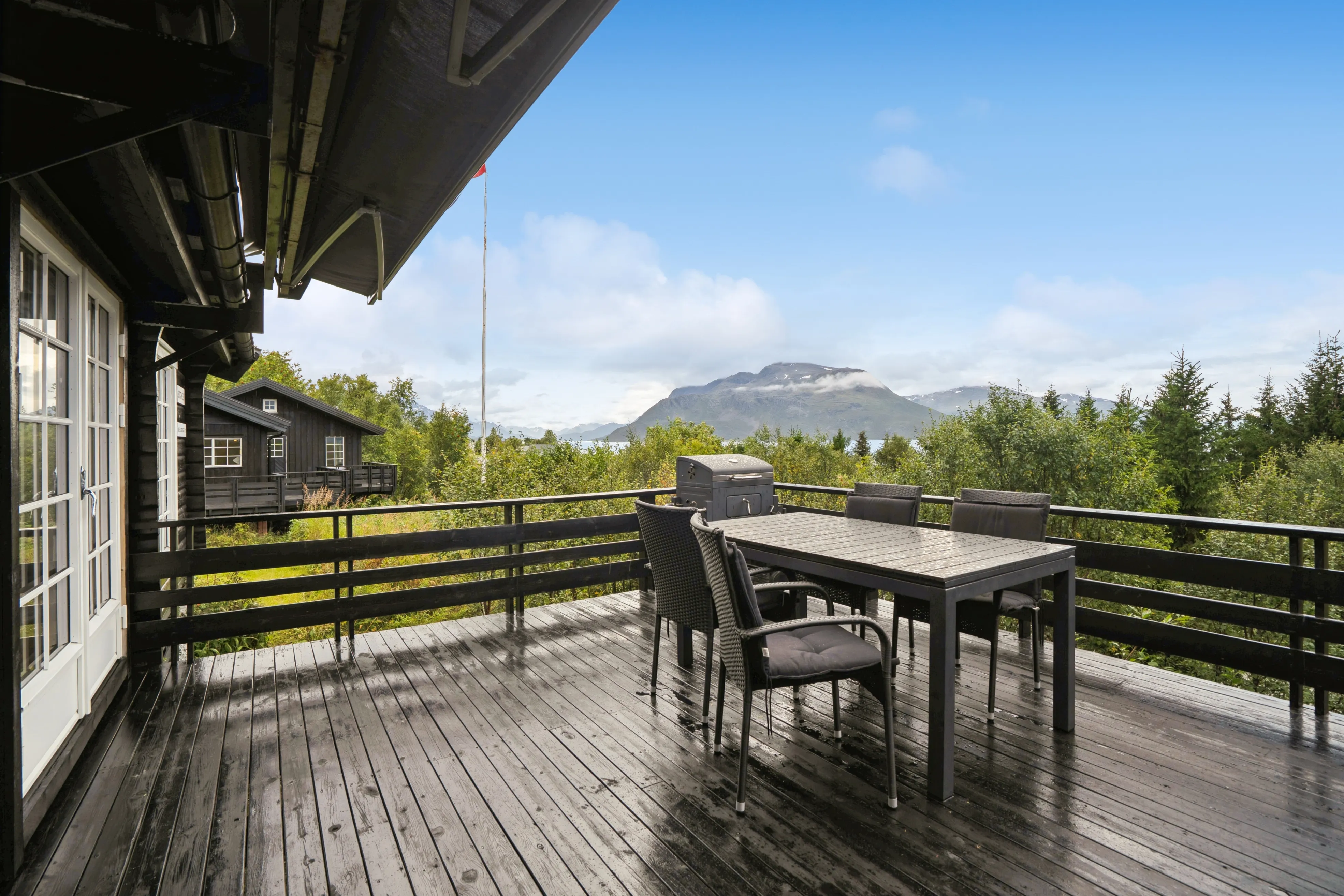 1960s Scandinavian House in Svensby with Sea Access and Spacious Grounds - View image 21 of 33