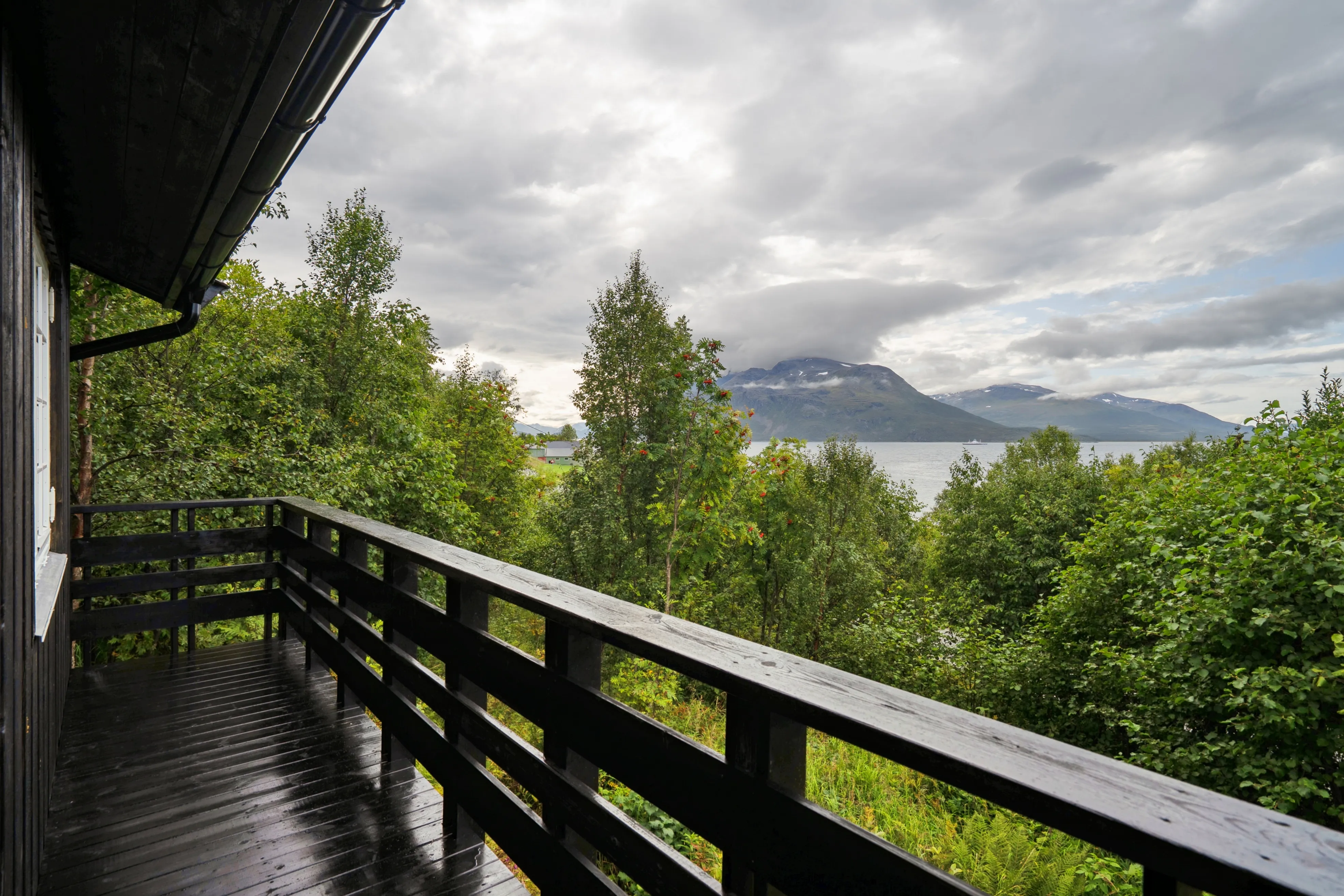 1960s Scandinavian House in Svensby with Sea Access and Spacious Grounds - View image 25 of 33