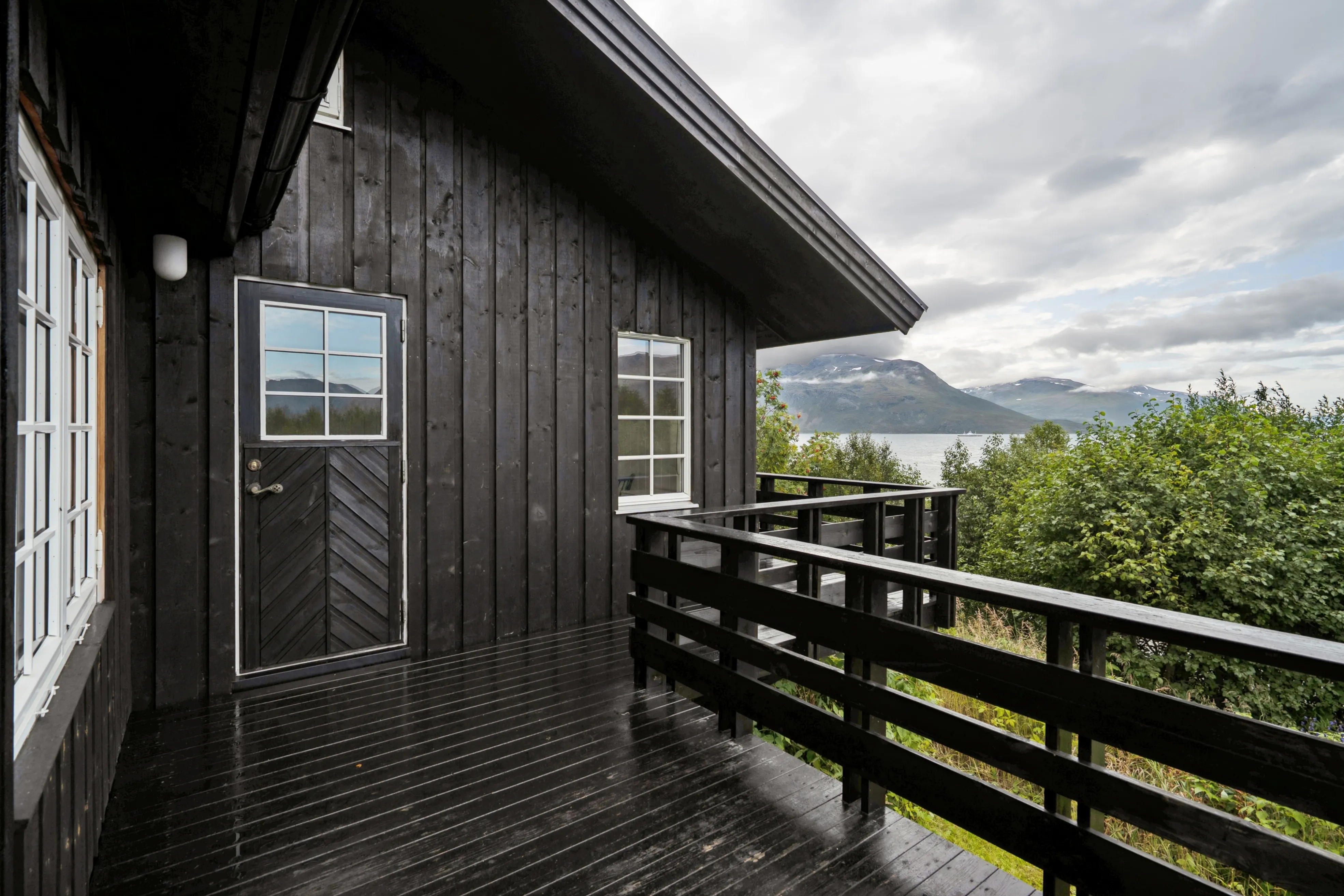 1960s Scandinavian House in Svensby with Sea Access and Spacious Grounds - View image 26 of 33