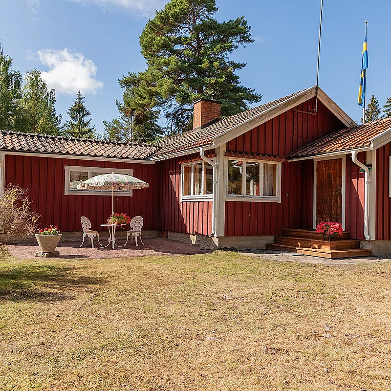 1950s Swedish Cottage with Expansive Grounds and Wood Heating in Furusund