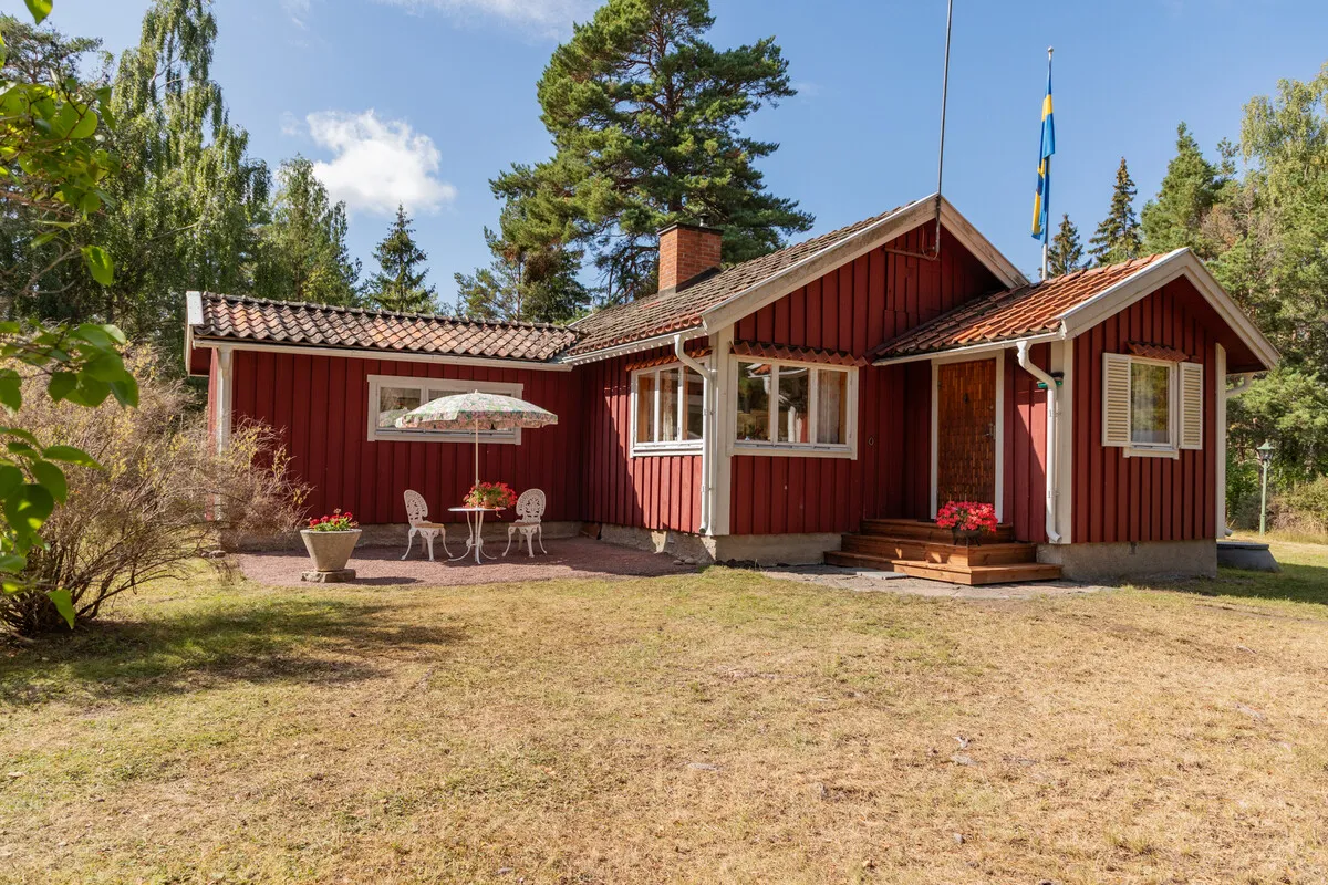 1950s Swedish Cottage with Expansive Grounds and Wood Heating in Furusund - Image 1