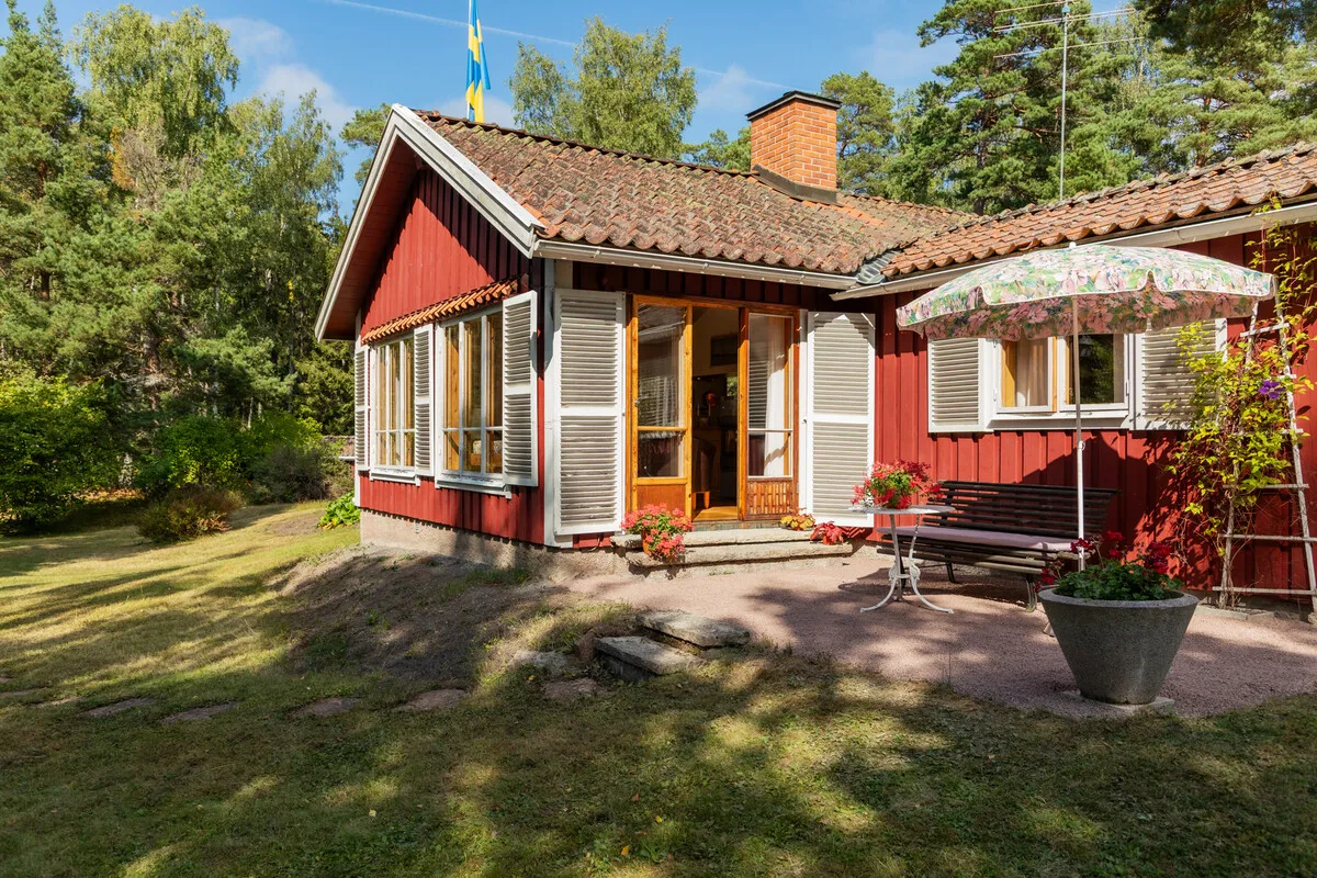 1950s Swedish Cottage with Expansive Grounds and Wood Heating in Furusund - Image 2