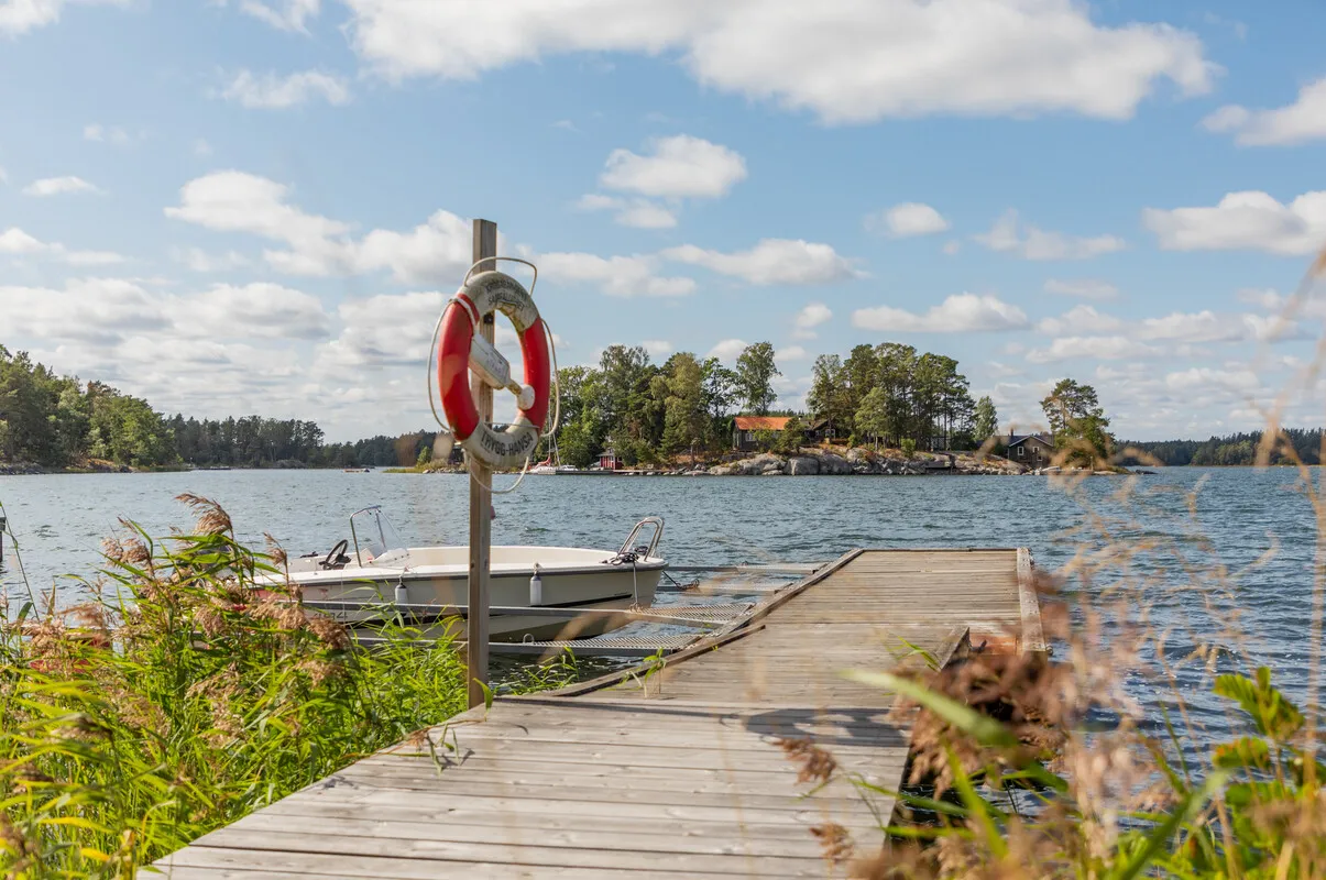 1950s Swedish Cottage with Expansive Grounds and Wood Heating in Furusund - Image 3