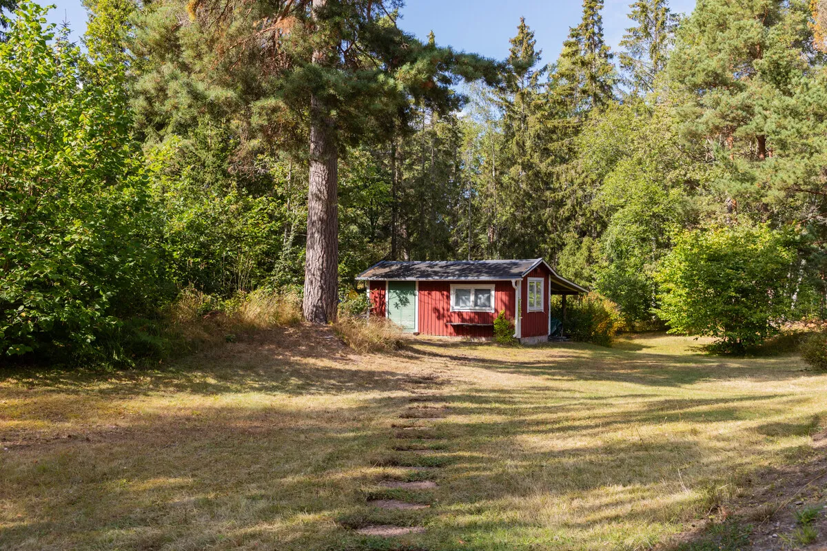 1950s Swedish Cottage with Expansive Grounds and Wood Heating in Furusund - Image 4