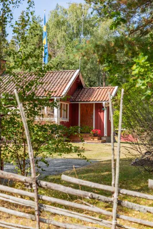 1950s Swedish Cottage with Expansive Grounds and Wood Heating in Furusund - Image 5