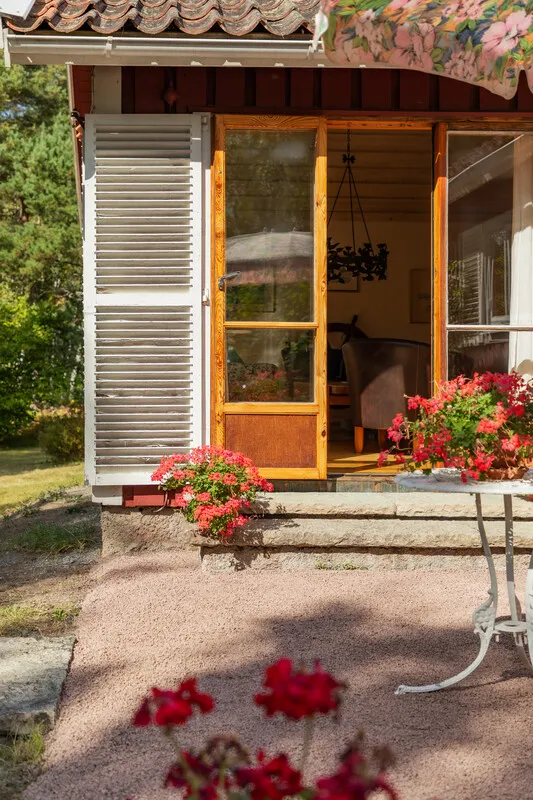 1950s Swedish Cottage with Expansive Grounds and Wood Heating in Furusund - View image 6 of 42