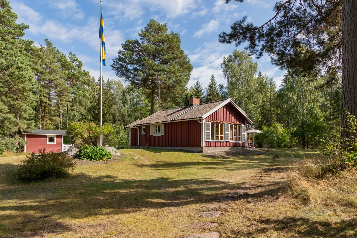 1950s Swedish Cottage with Expansive Grounds and Wood Heating in Furusund - View image 7 of 42