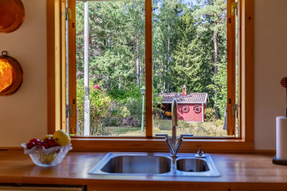 1950s Swedish Cottage with Expansive Grounds and Wood Heating in Furusund - View image 17 of 42