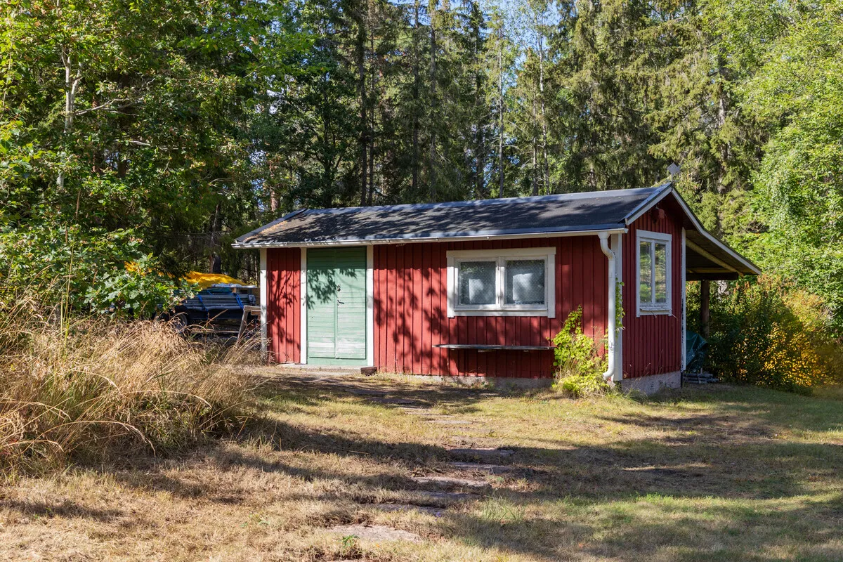 1950s Swedish Cottage with Expansive Grounds and Wood Heating in Furusund - View image 32 of 42