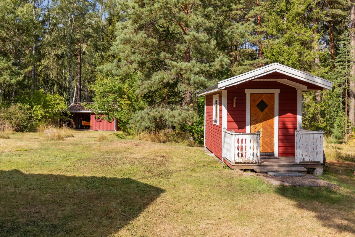 1950s Swedish Cottage with Expansive Grounds and Wood Heating in Furusund - View image 35 of 42