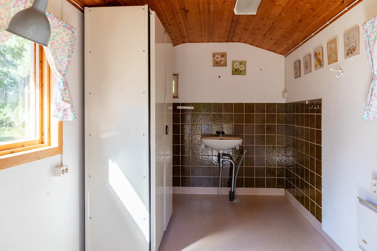1950s Swedish Cottage with Expansive Grounds and Wood Heating in Furusund - View image 37 of 42