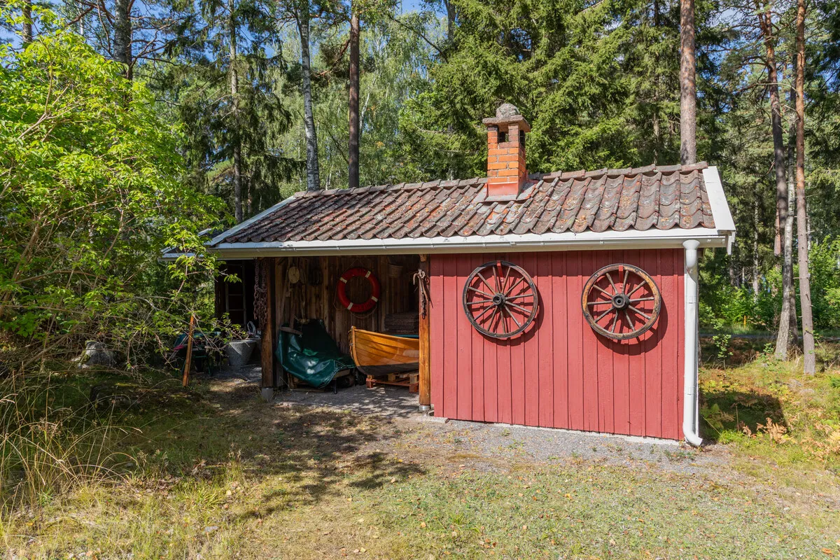 1950s Swedish Cottage with Expansive Grounds and Wood Heating in Furusund - View image 38 of 42