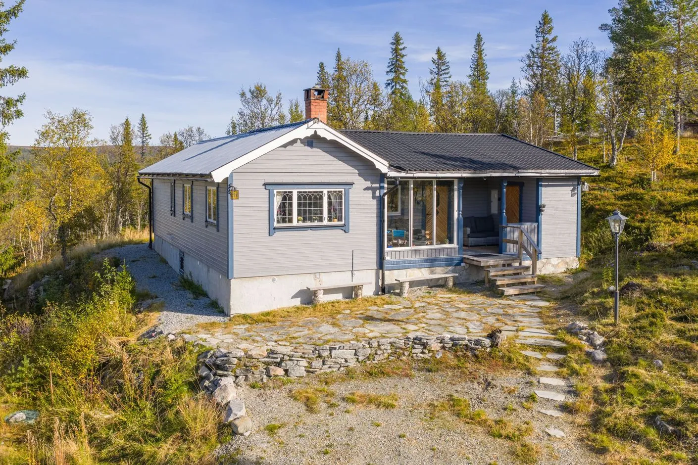 1970s Swedish Cabin with Terrace and Parking in Funäsdalen - Image 1
